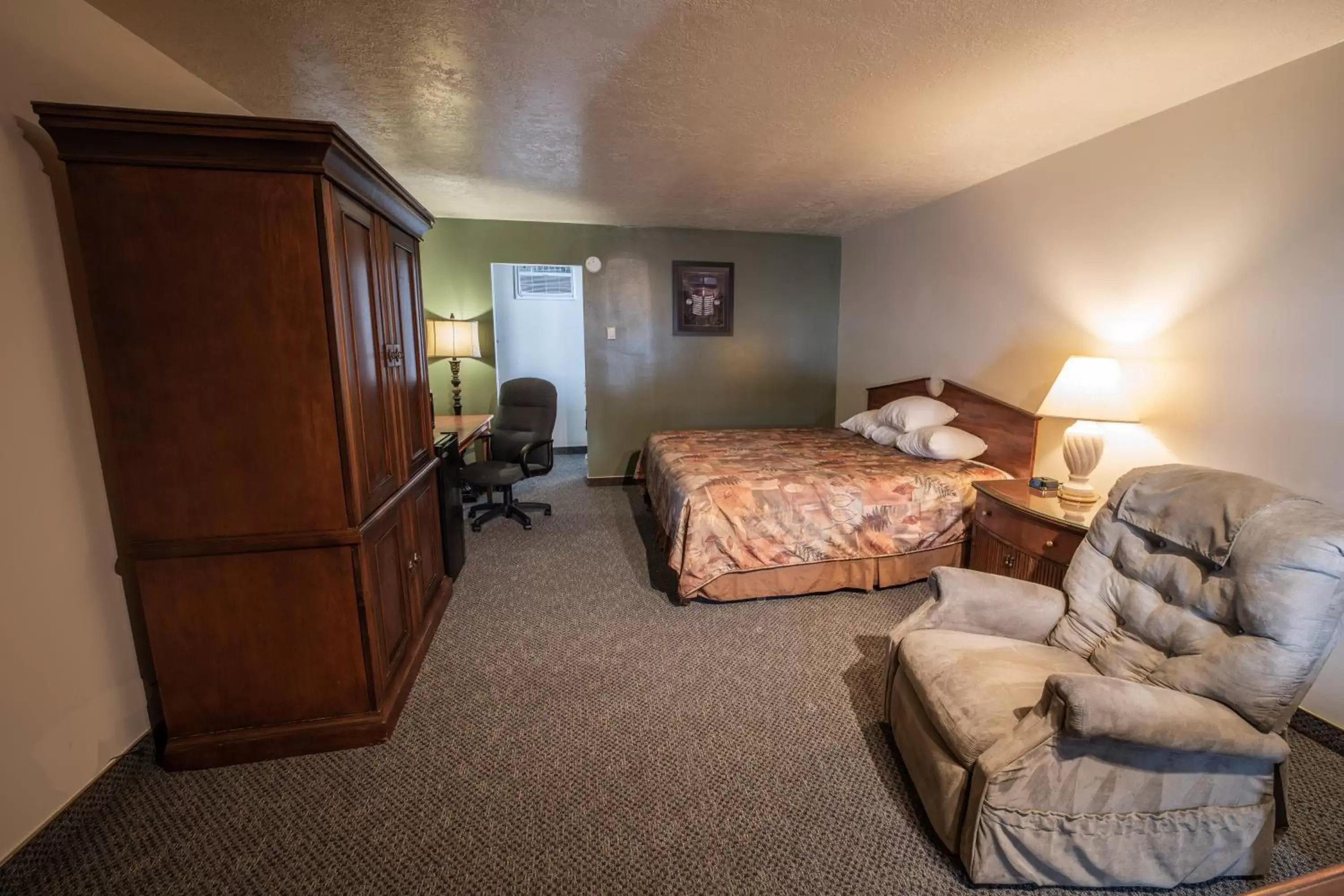 Photo of the whole room, Bed in Clover Creek Inn Photo of the whole room, Bed in Clover Creek Inn