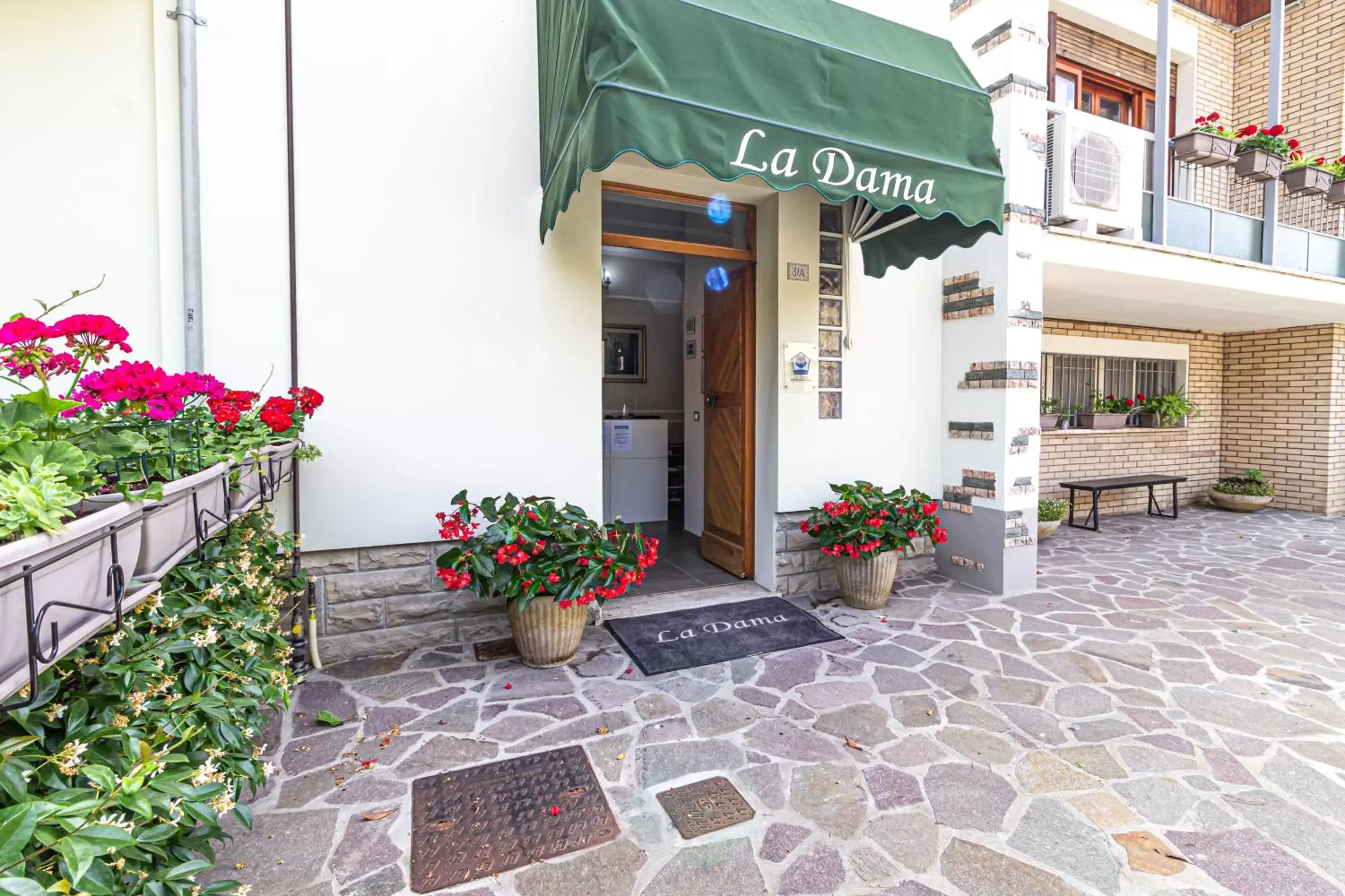 Facade/entrance in LA DAMA ROOM&BREAKFAST