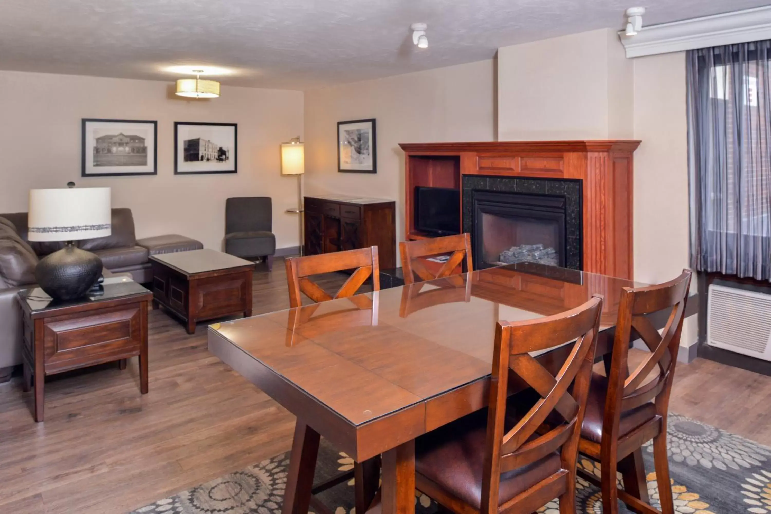 Living room, Dining Area in Best Western Kelly Inn - Yankton