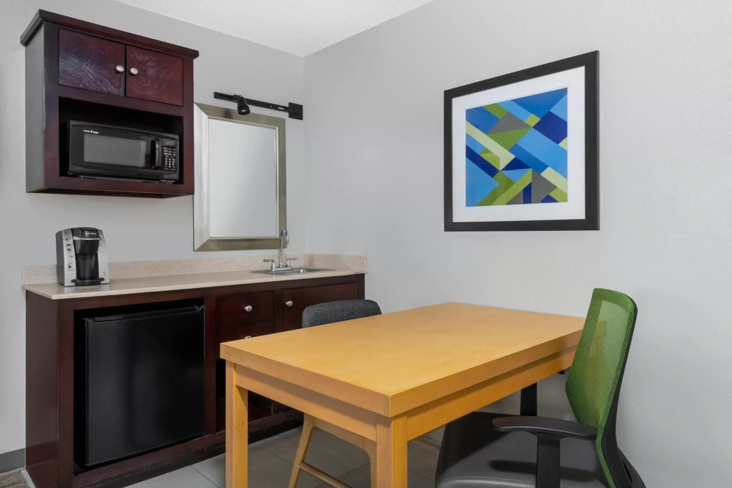 Photo of the whole room, Kitchen/Kitchenette in Holiday Inn Express & Suites Wheat Ridge-Denver West, an IHG Hotel