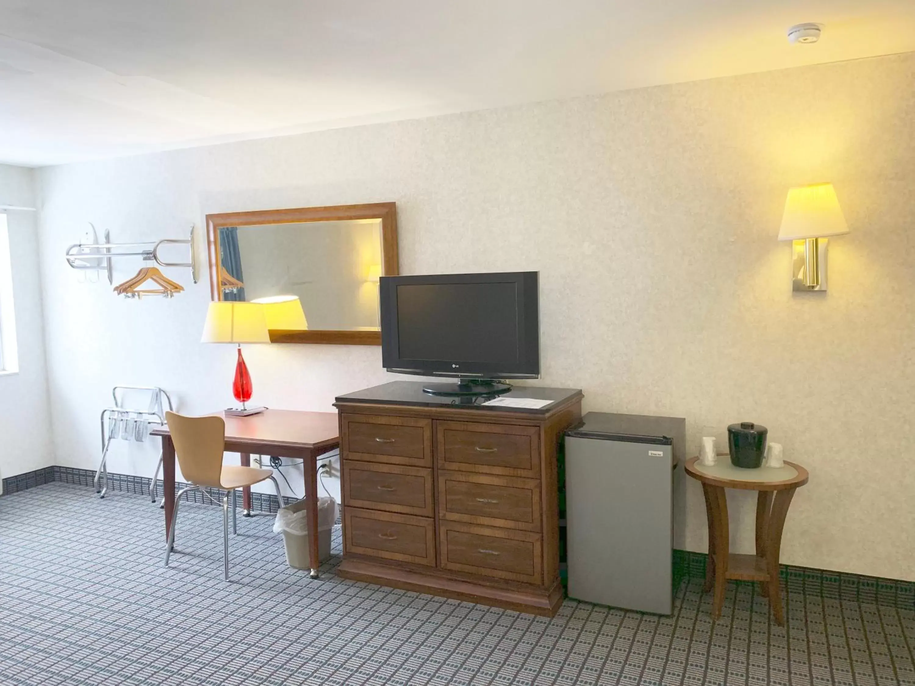 TV and multimedia, TV/Entertainment Center in Motel 6 McGraw, NY - Cortland