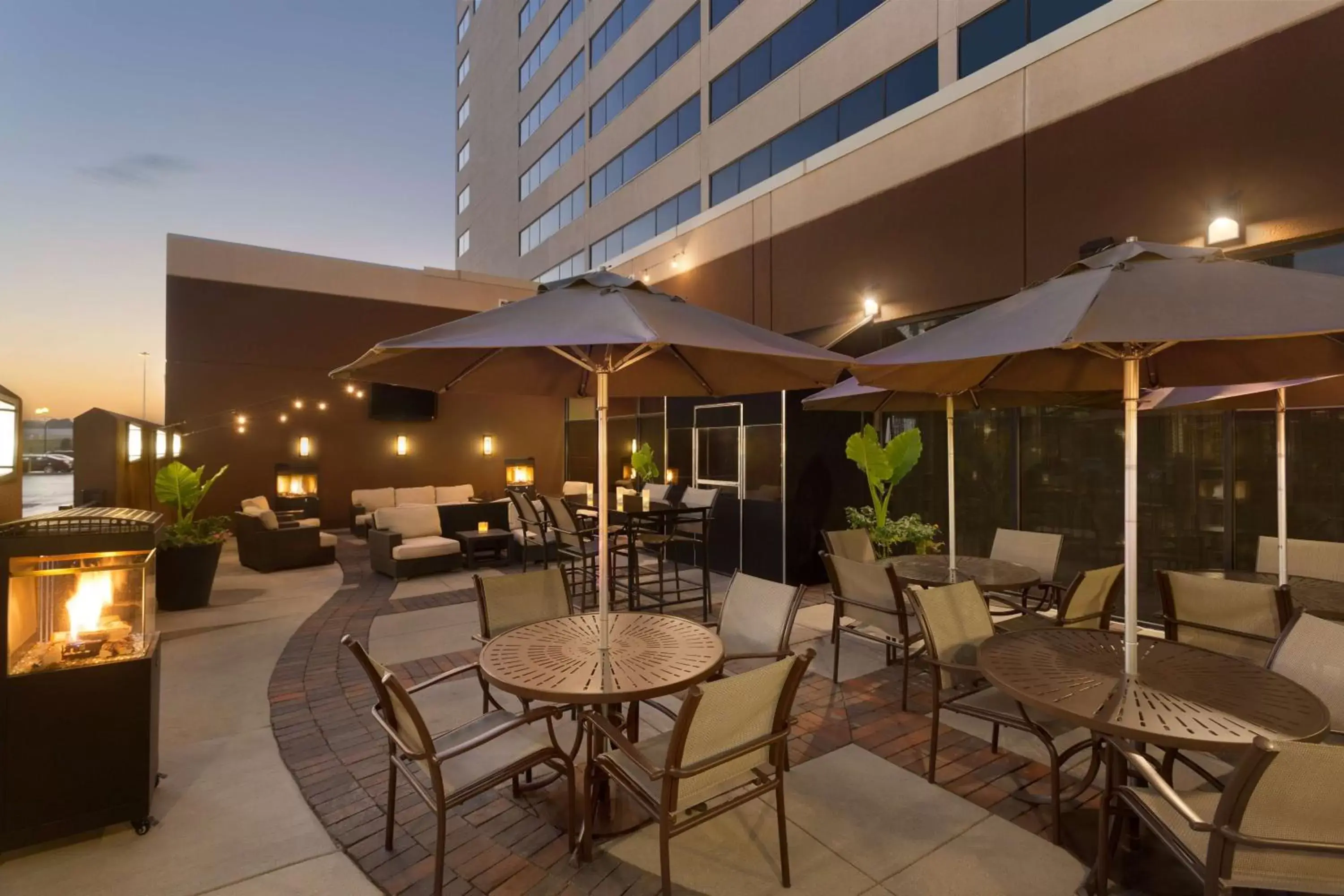 Restaurant/places to eat in Hilton Suites Chicago/Oakbrook Terrace