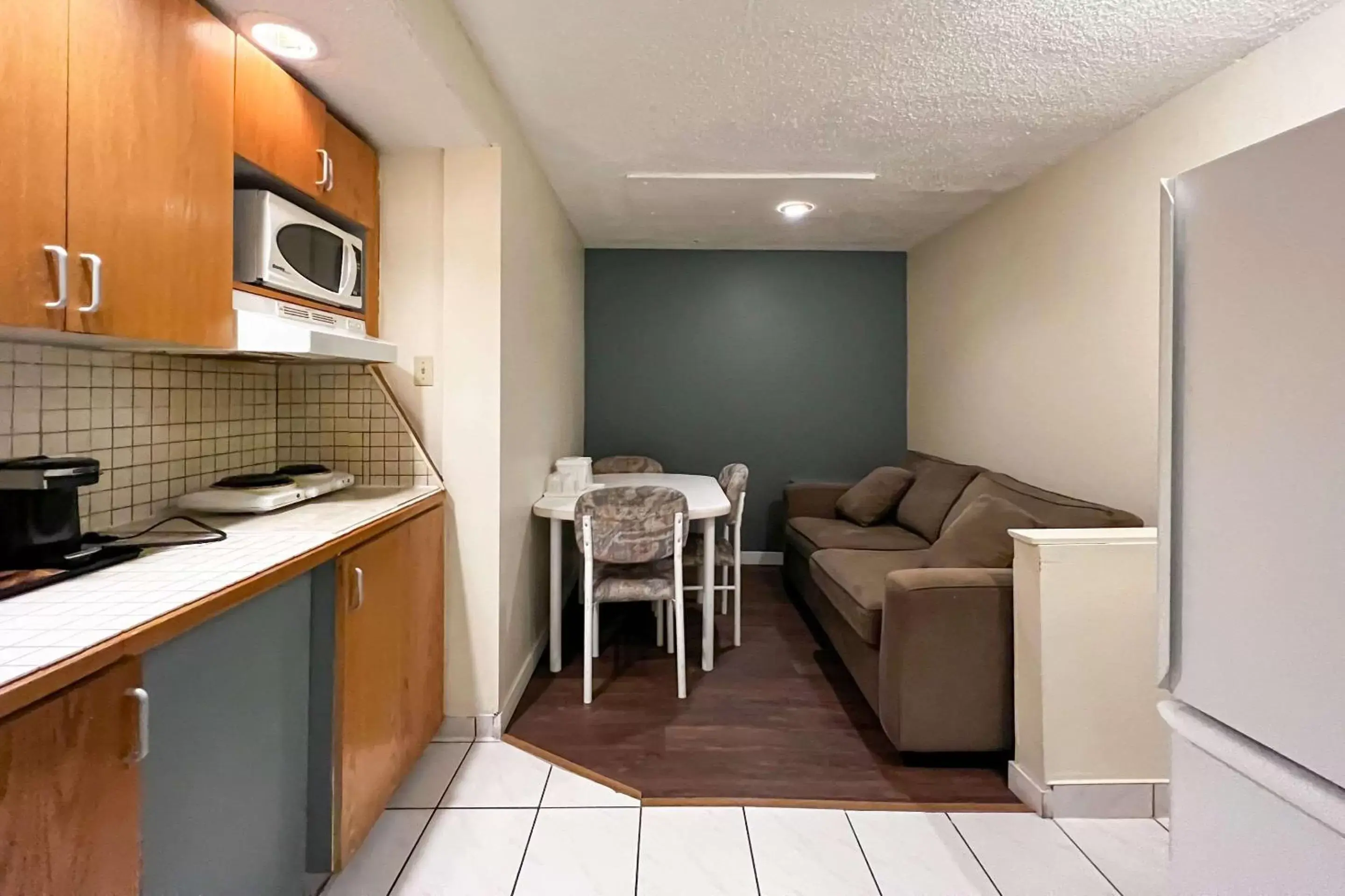 Bedroom, Kitchen/Kitchenette in Econo Lodge Motel Village