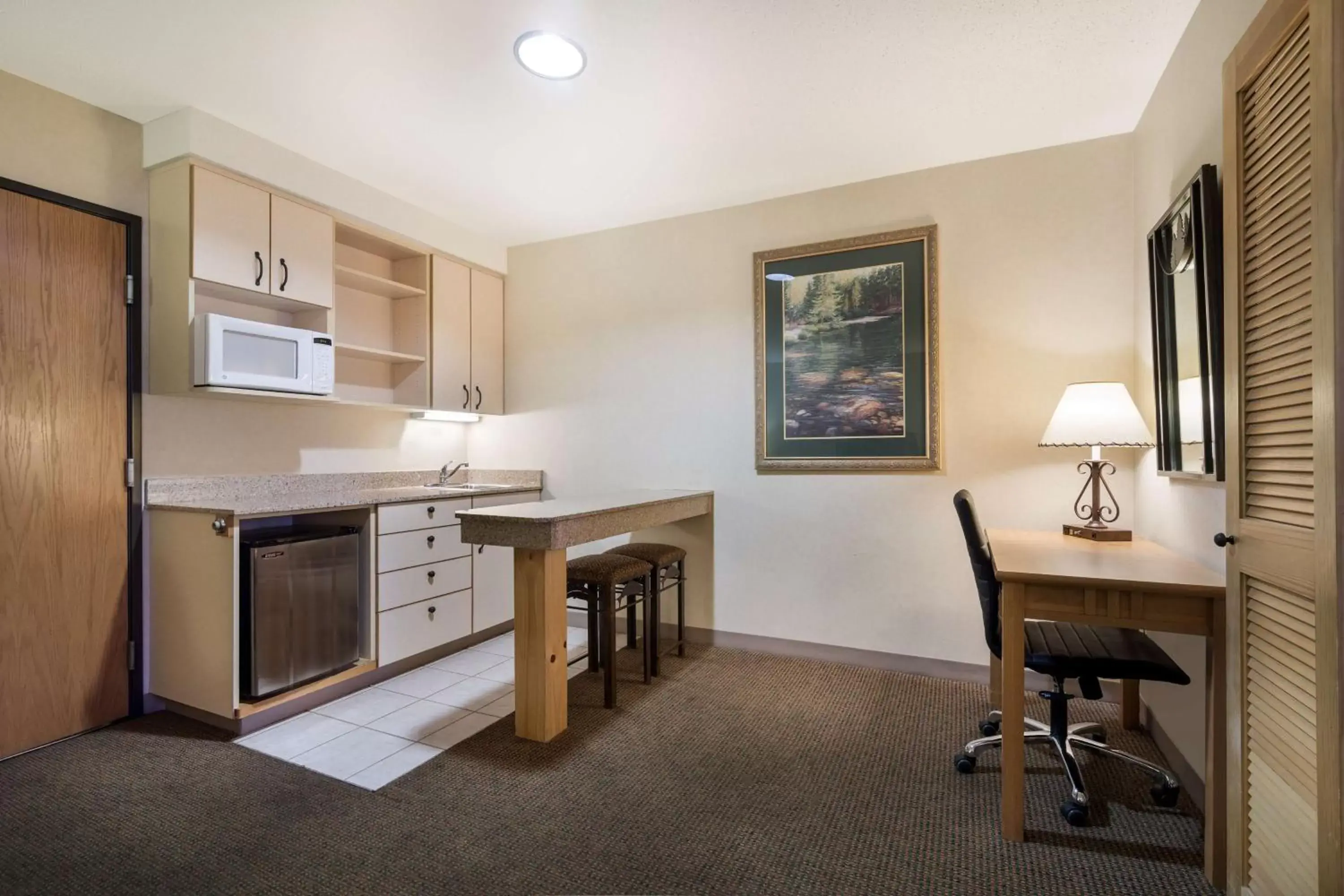 Bedroom, Kitchen/Kitchenette in Best Western Golden Spike Inn & Suites