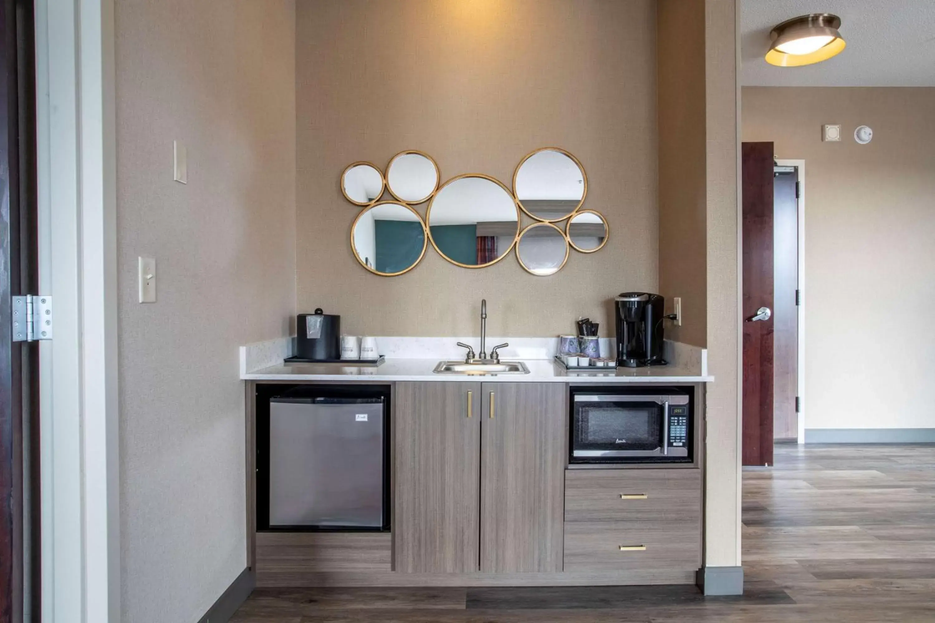 Photo of the whole room in Hilton Garden Inn Mankato Downtown Photo of the whole room in Hilton Garden Inn Mankato Downtown