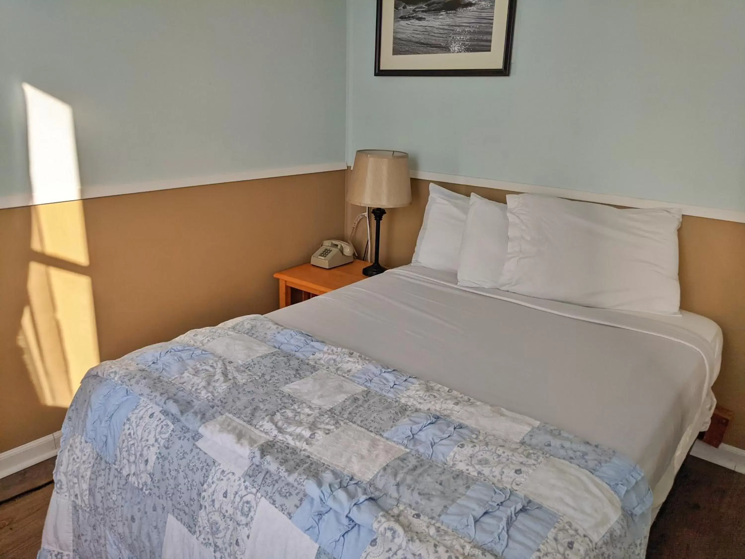 Bedroom, Bed in Hillcrest Inn