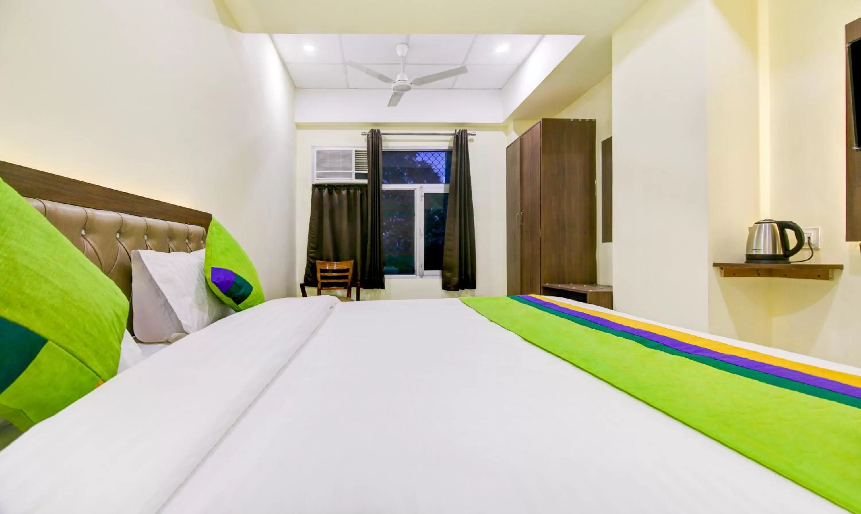 Bedroom in Itsy by Treebo - Oasis Inn