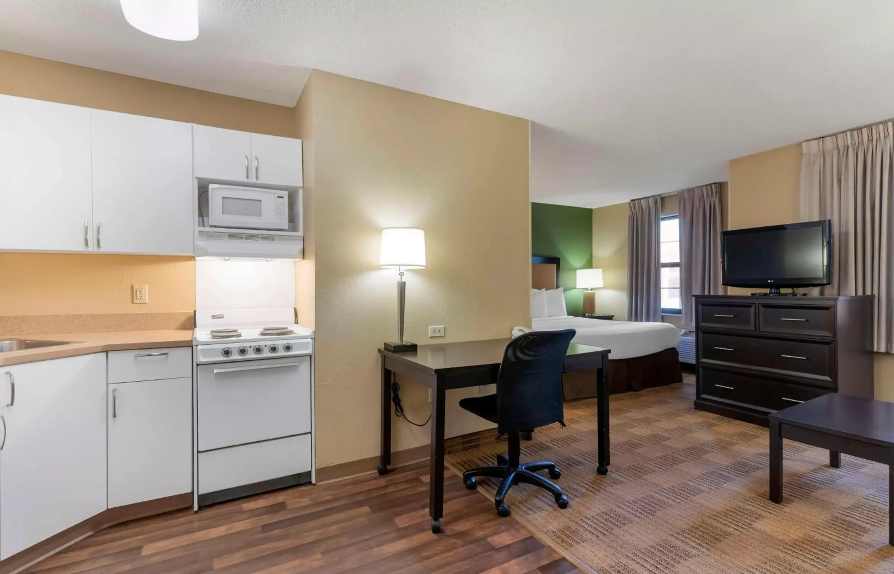 Bedroom, TV/Entertainment Center in Extended Stay America Suites - Oakland - Alameda Airport