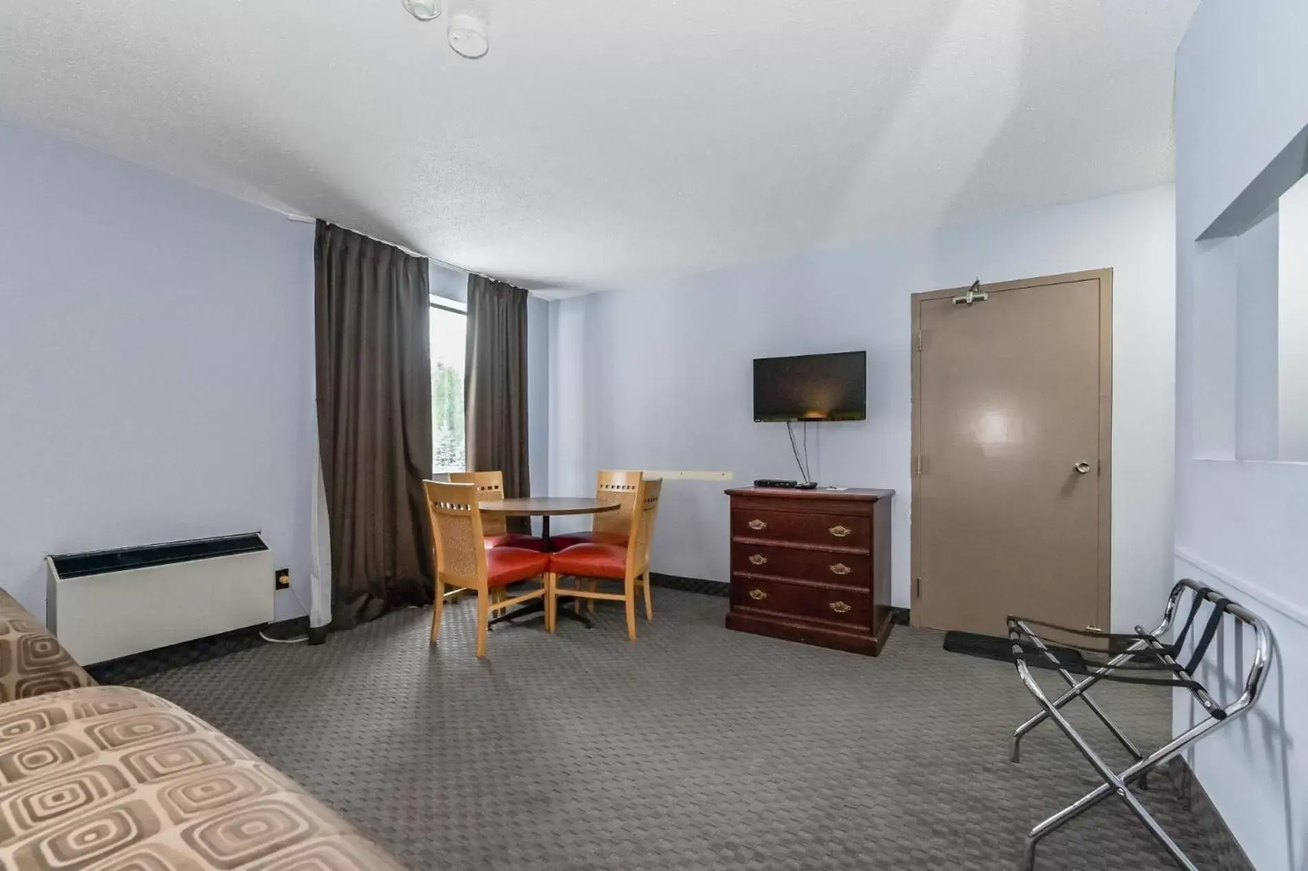 Seating area, TV/Entertainment Center in King Hotel