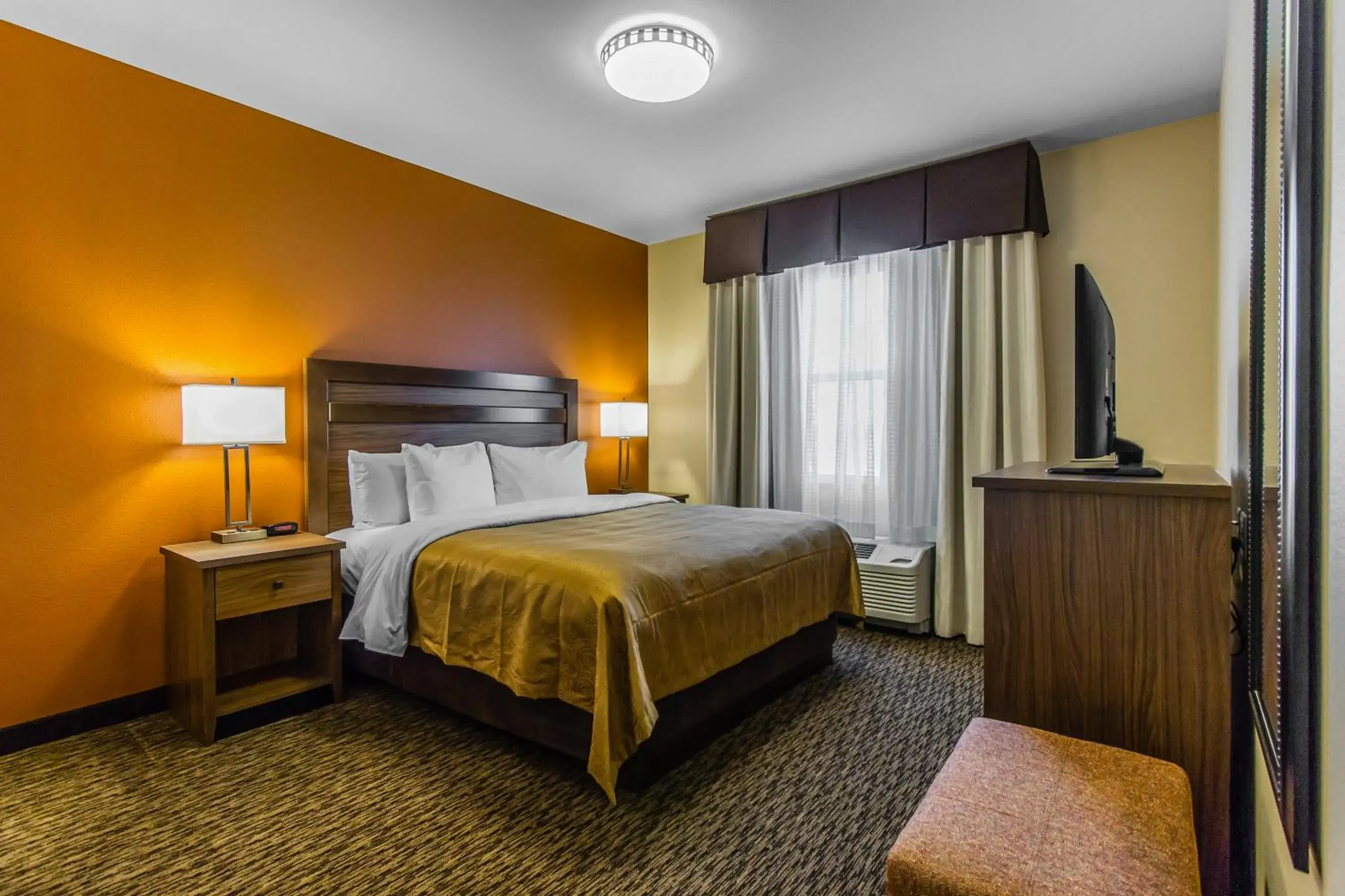Day, Bed in MainStay Suites Watford City - Event Center