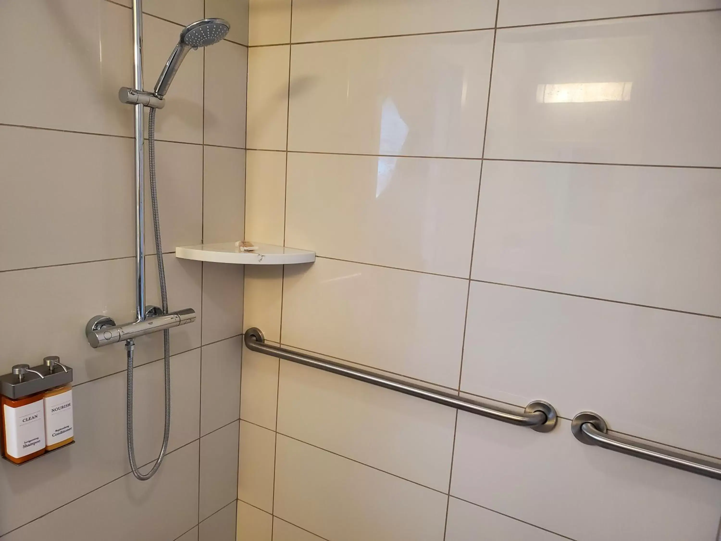 Shower, Bathroom in Moonstone Beach Motel