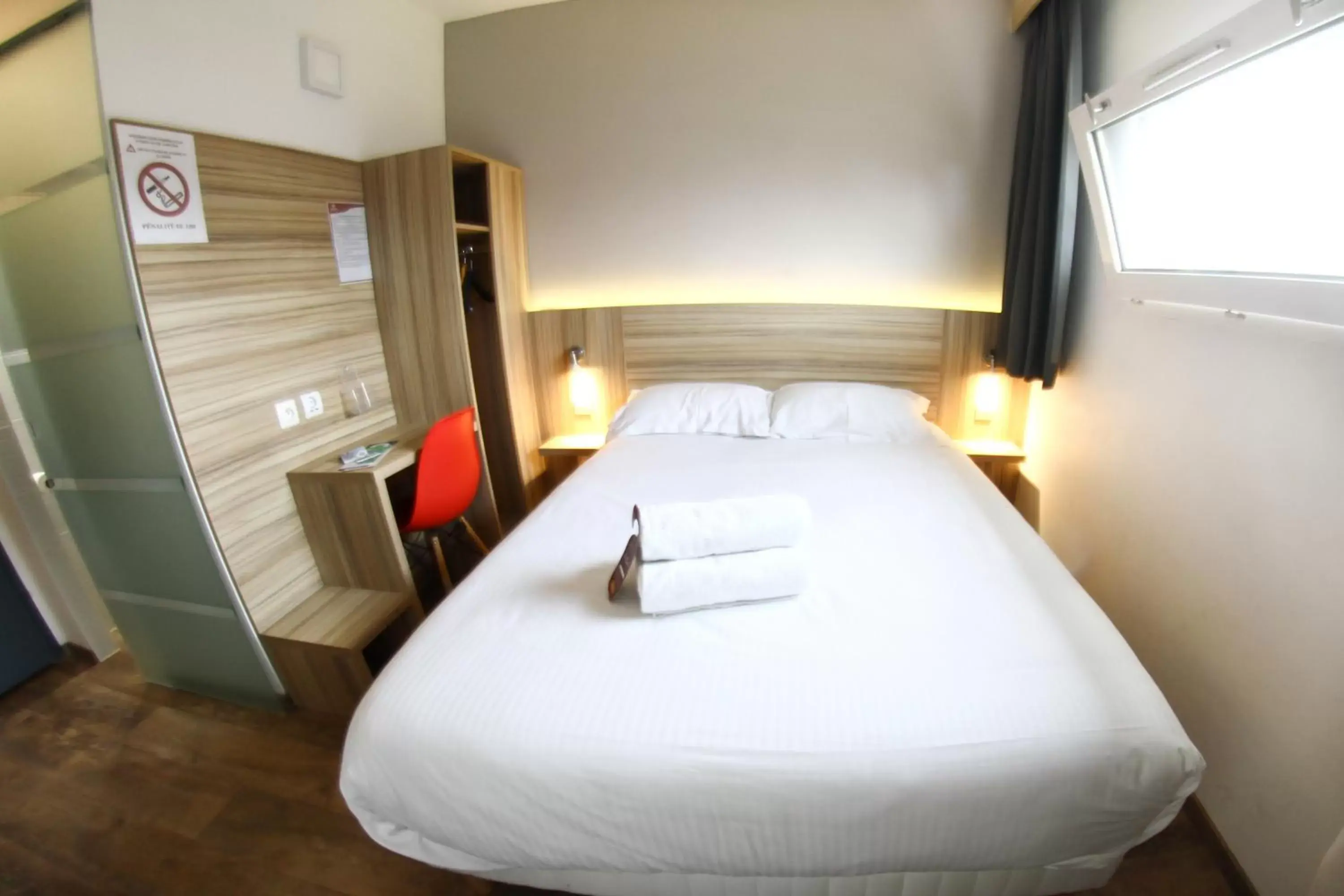 Bed in Best Hotel Bordeaux Sud