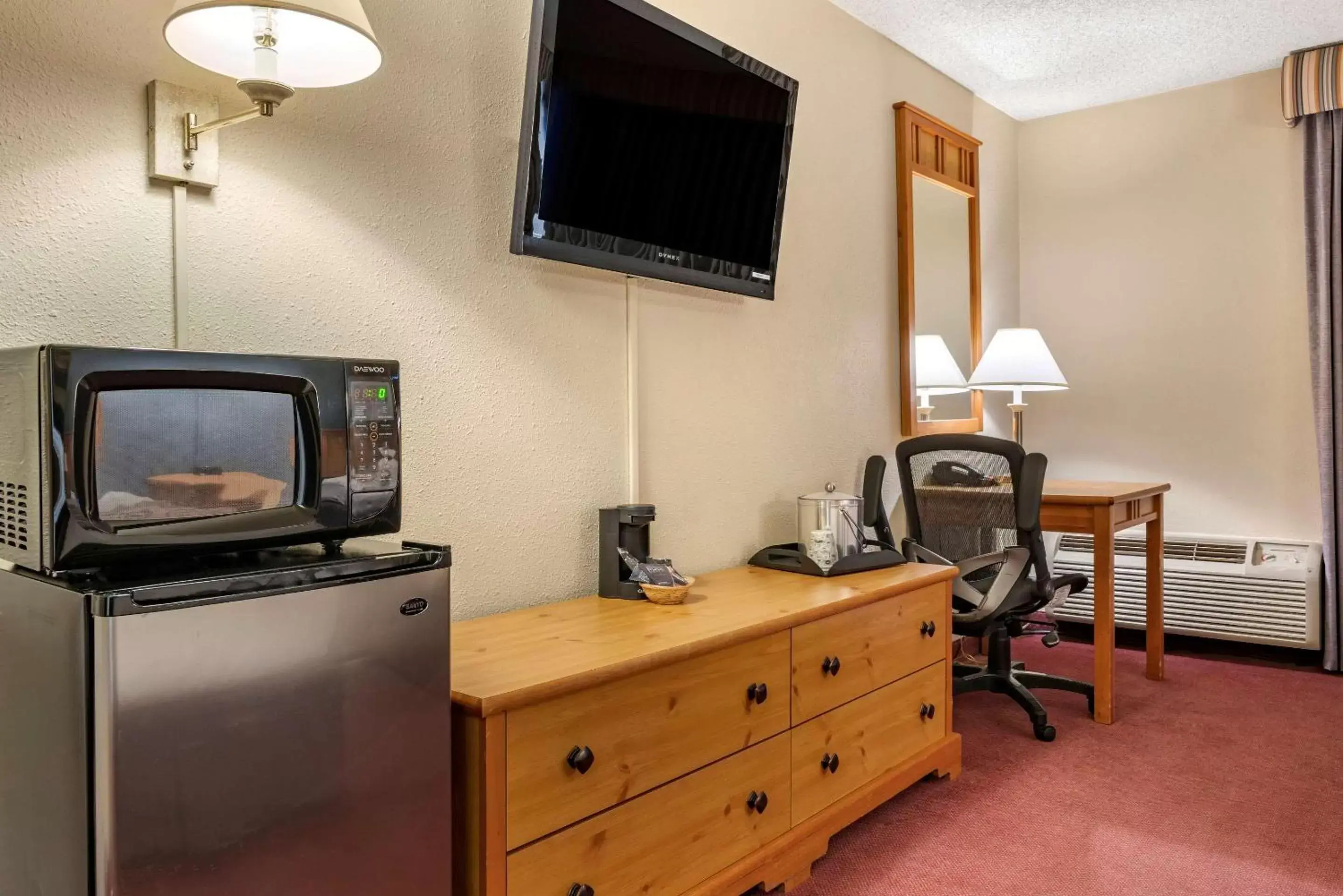 Photo of the whole room, TV/Entertainment Center in The Federal Hotel, Ascend Hotel Collection