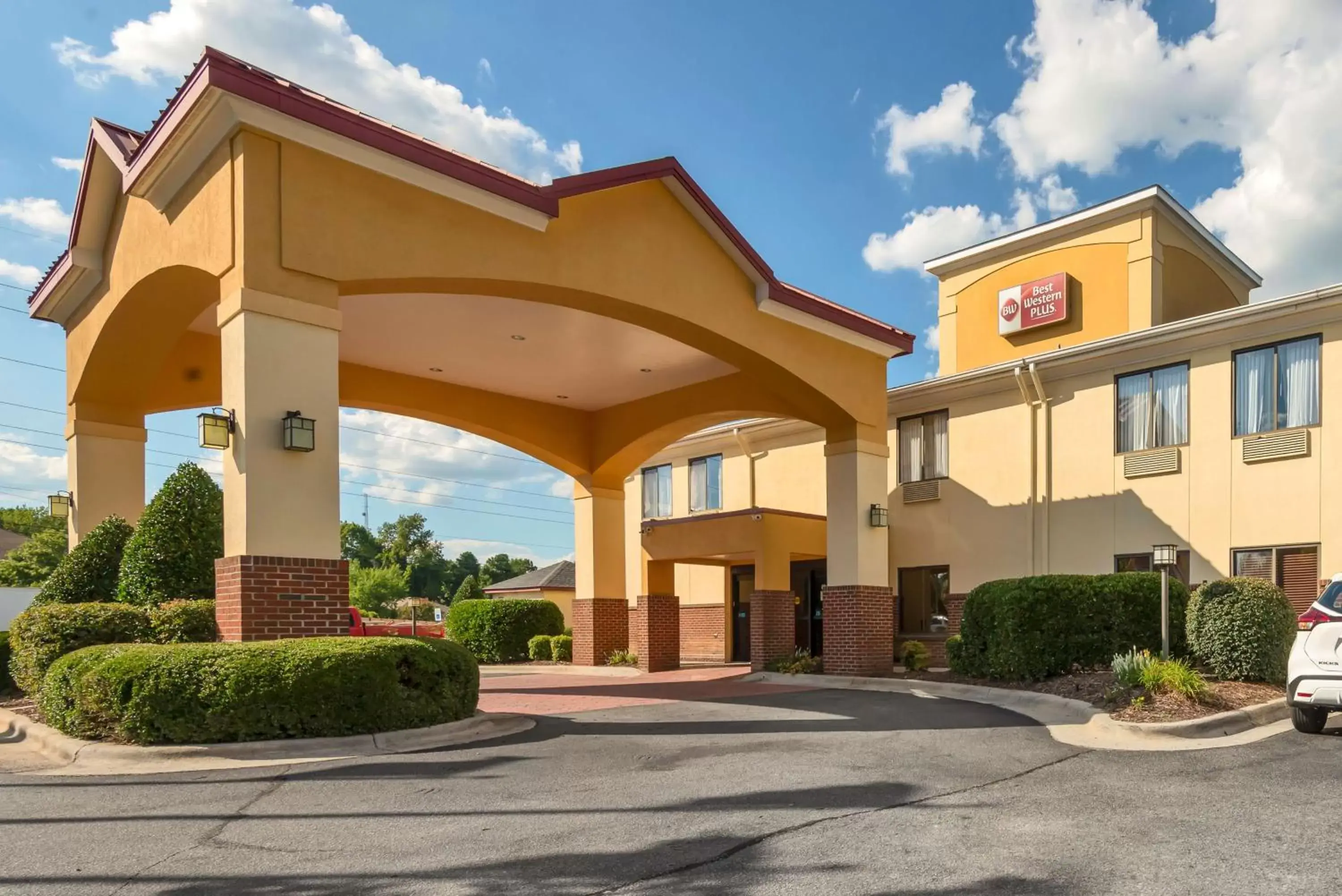 Property Building in Best Western Plus Suites Greenville