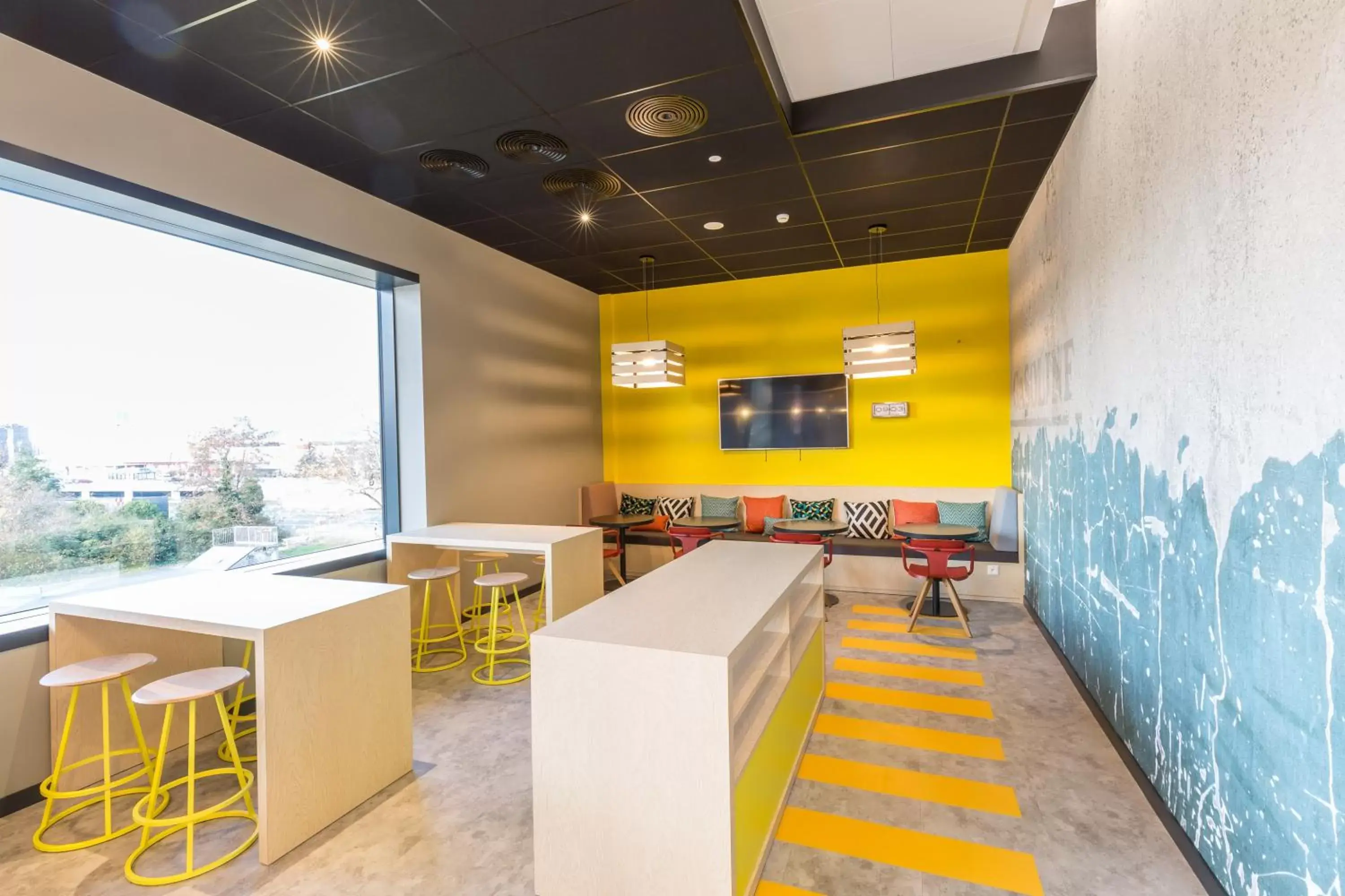 Lounge or bar in ibis Styles Geneve Palexpo Aeroport Lounge or bar in ibis Styles Geneve Palexpo Aeroport