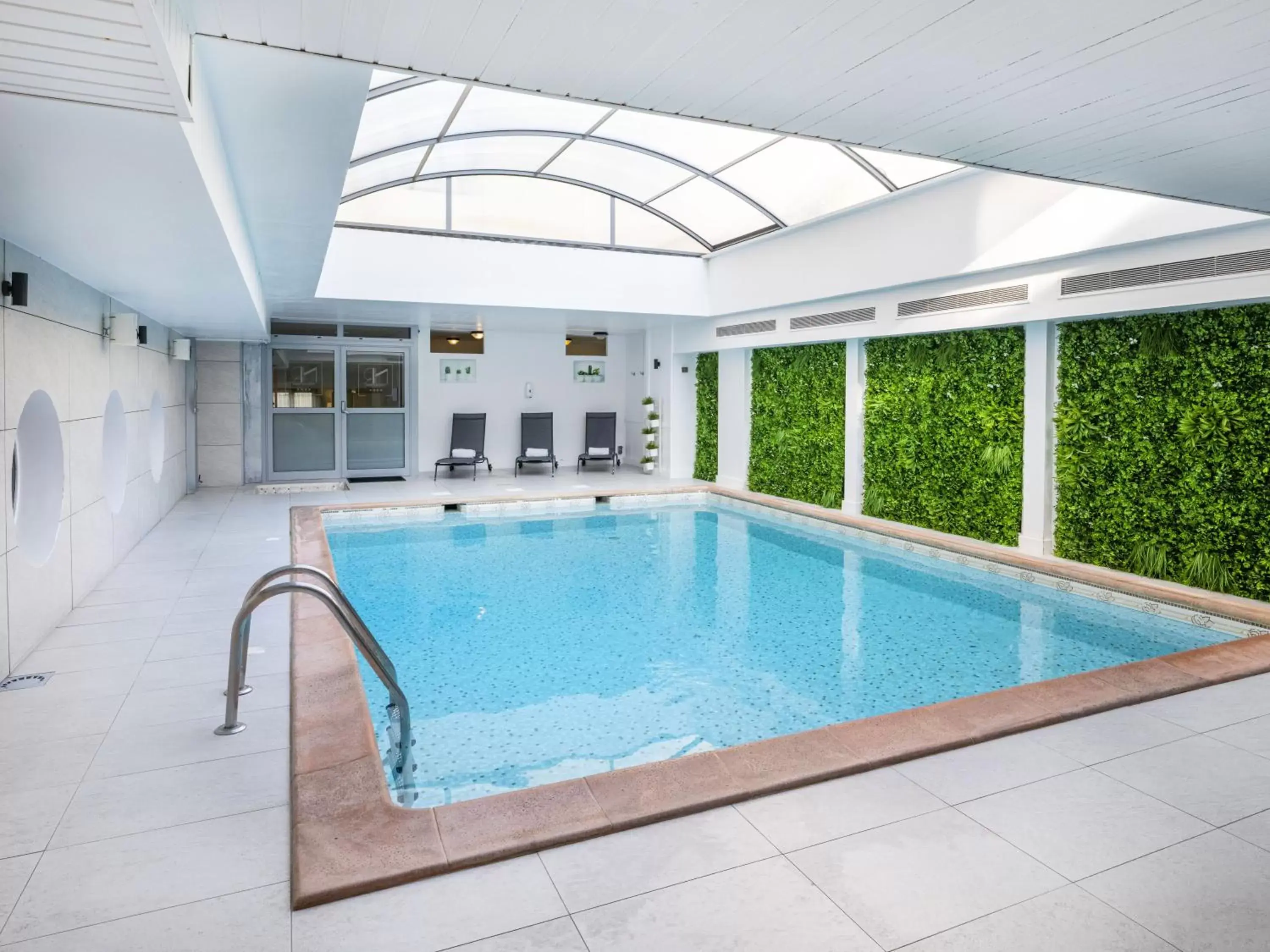 Swimming pool in Hotel Nice Riviera Swimming pool in Hotel Nice Riviera