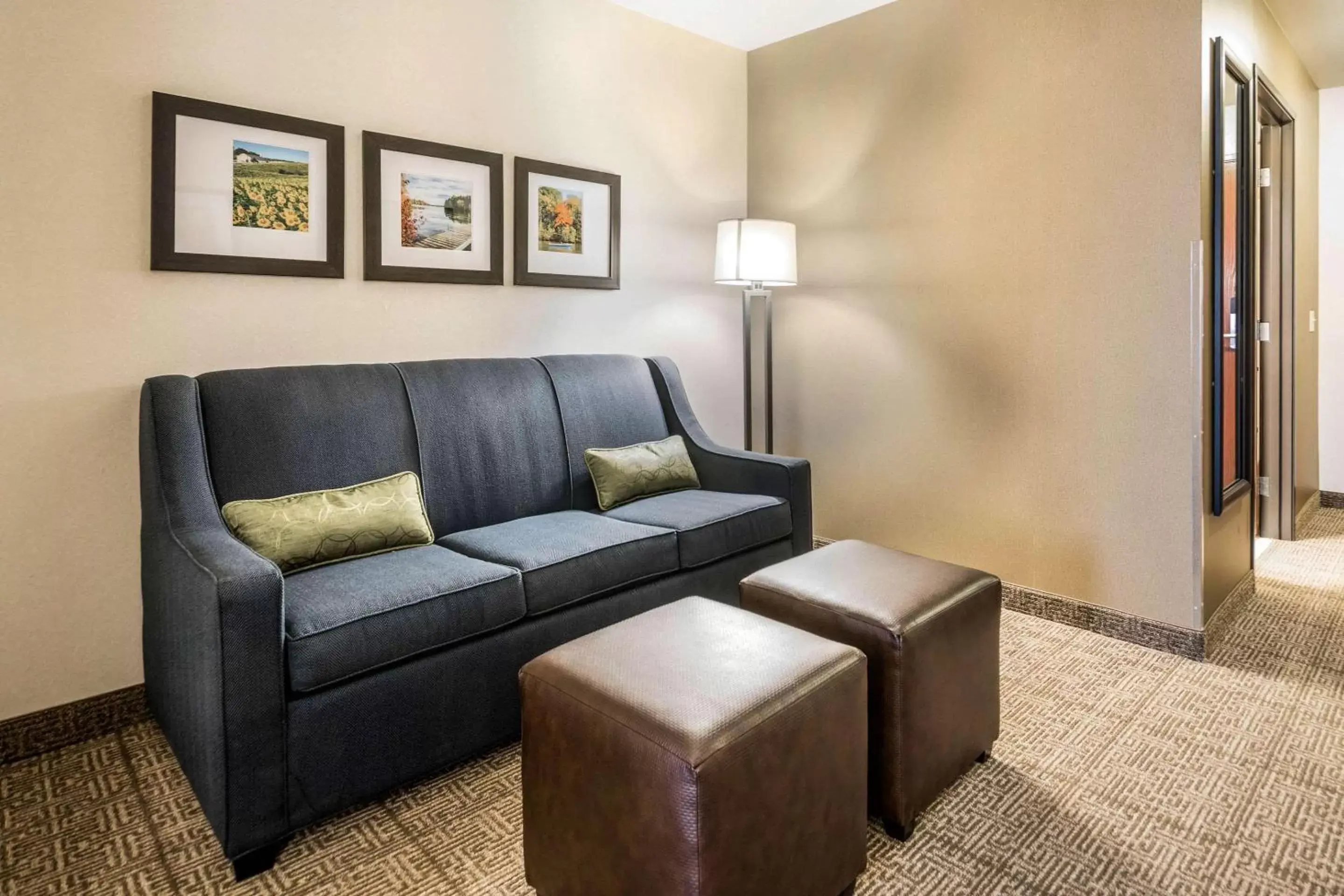 Bedroom, Seating Area in Comfort Suites at Par 4 Resort