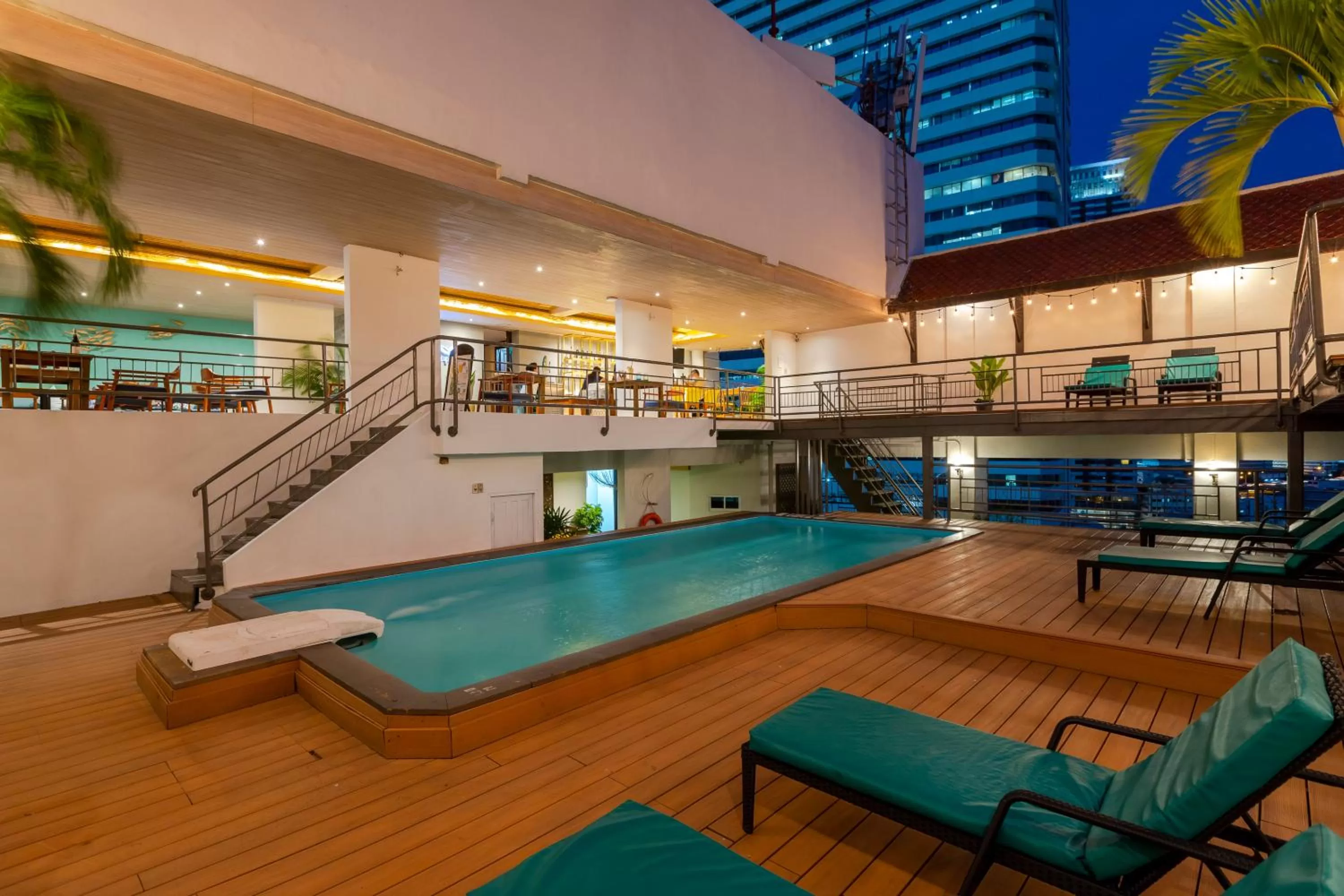Swimming pool in Pinnacle Lumpinee Park Hotel
