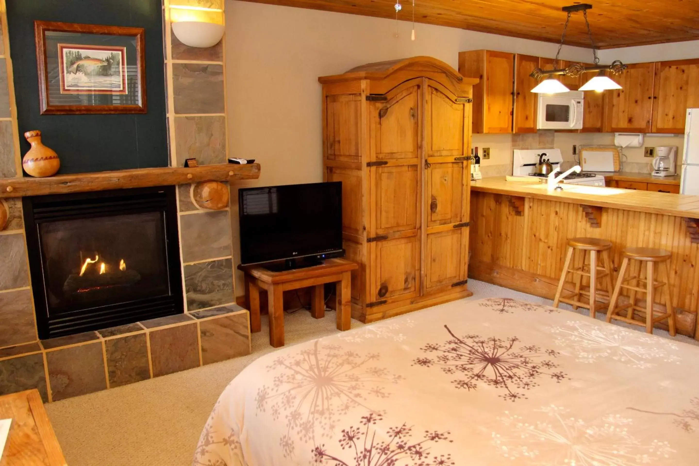 Bed, TV/Entertainment Center in Chipeta Lodge