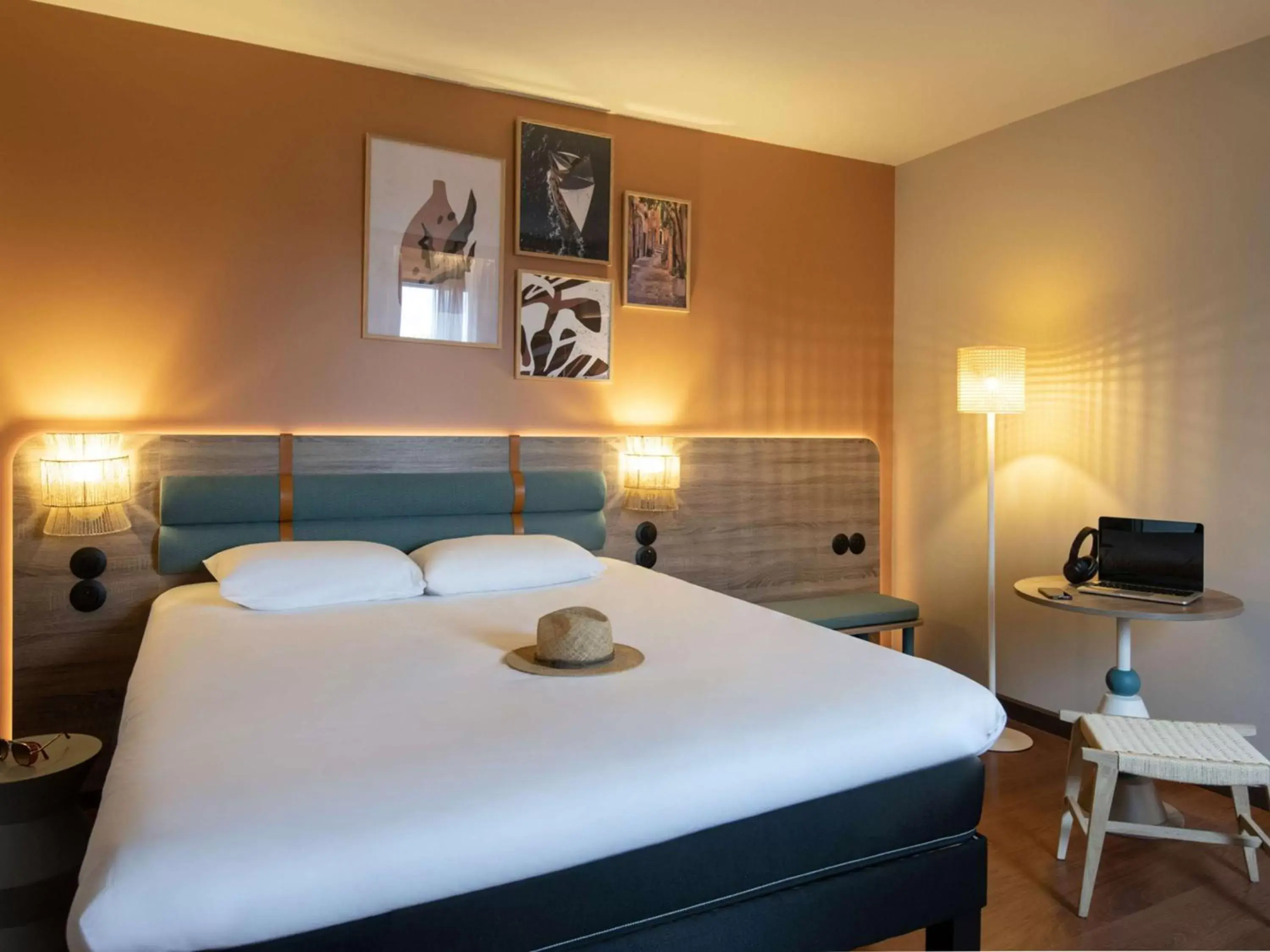 Bedroom, Bed in ibis Golfe de Saint-Tropez