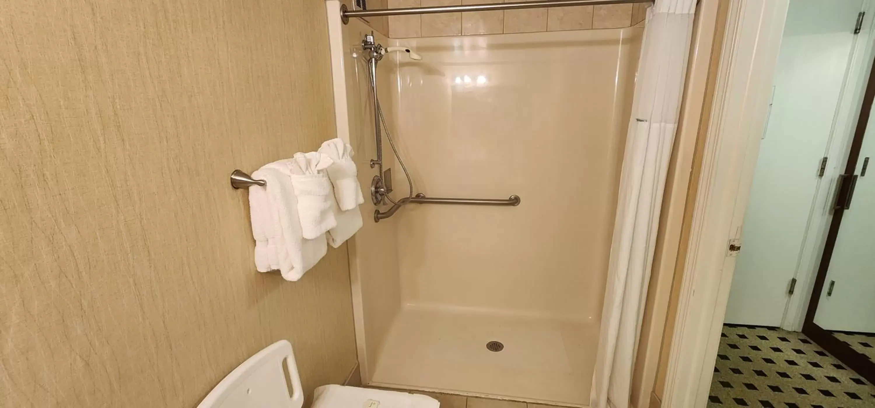 Shower, Bathroom in Penn Harris Hotel Harrisburg, Trademark by Wyndham
