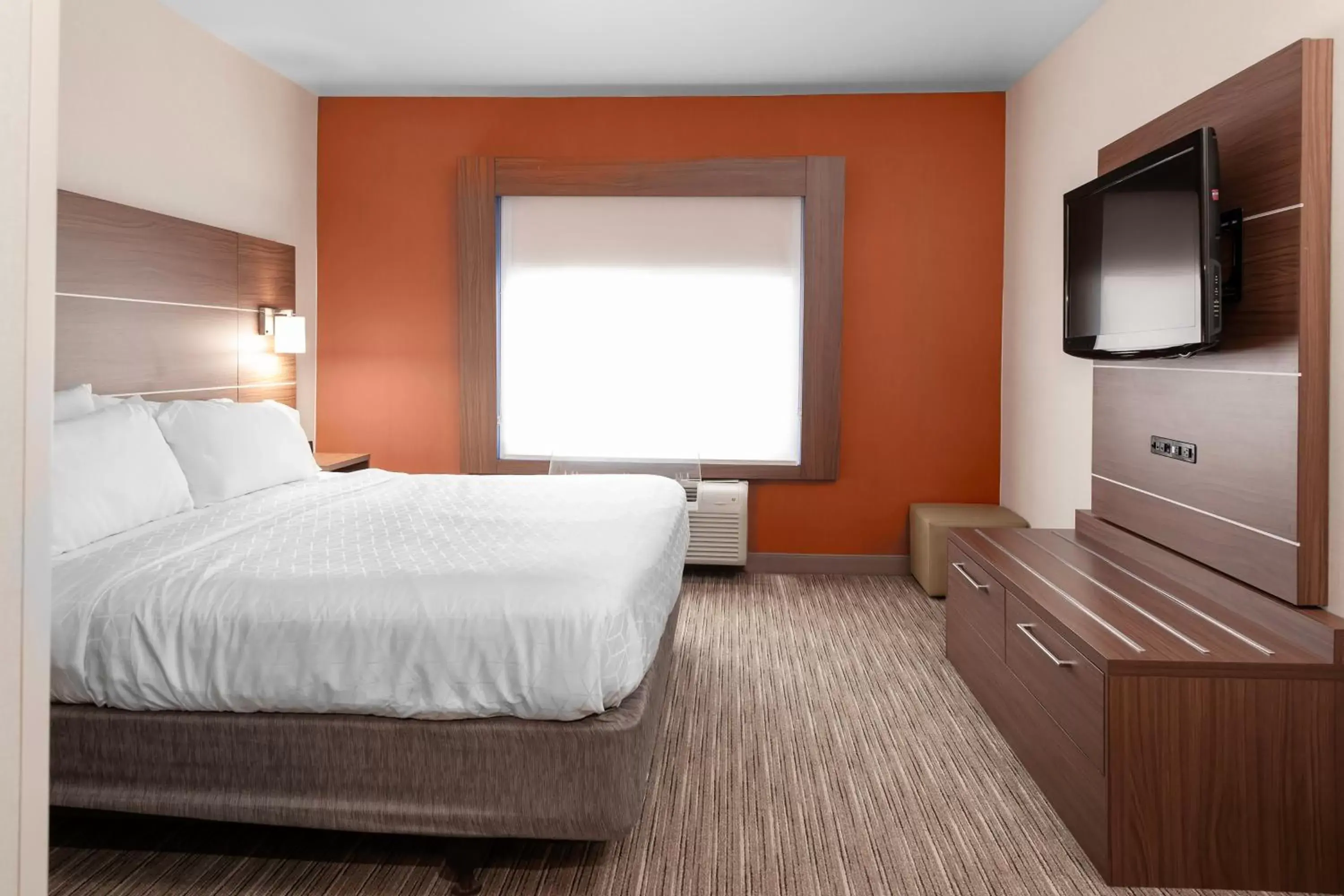 Bed in Holiday Inn Express Hotel & Suites Coeur D'Alene I-90 Exit 11, an IHG Hotel