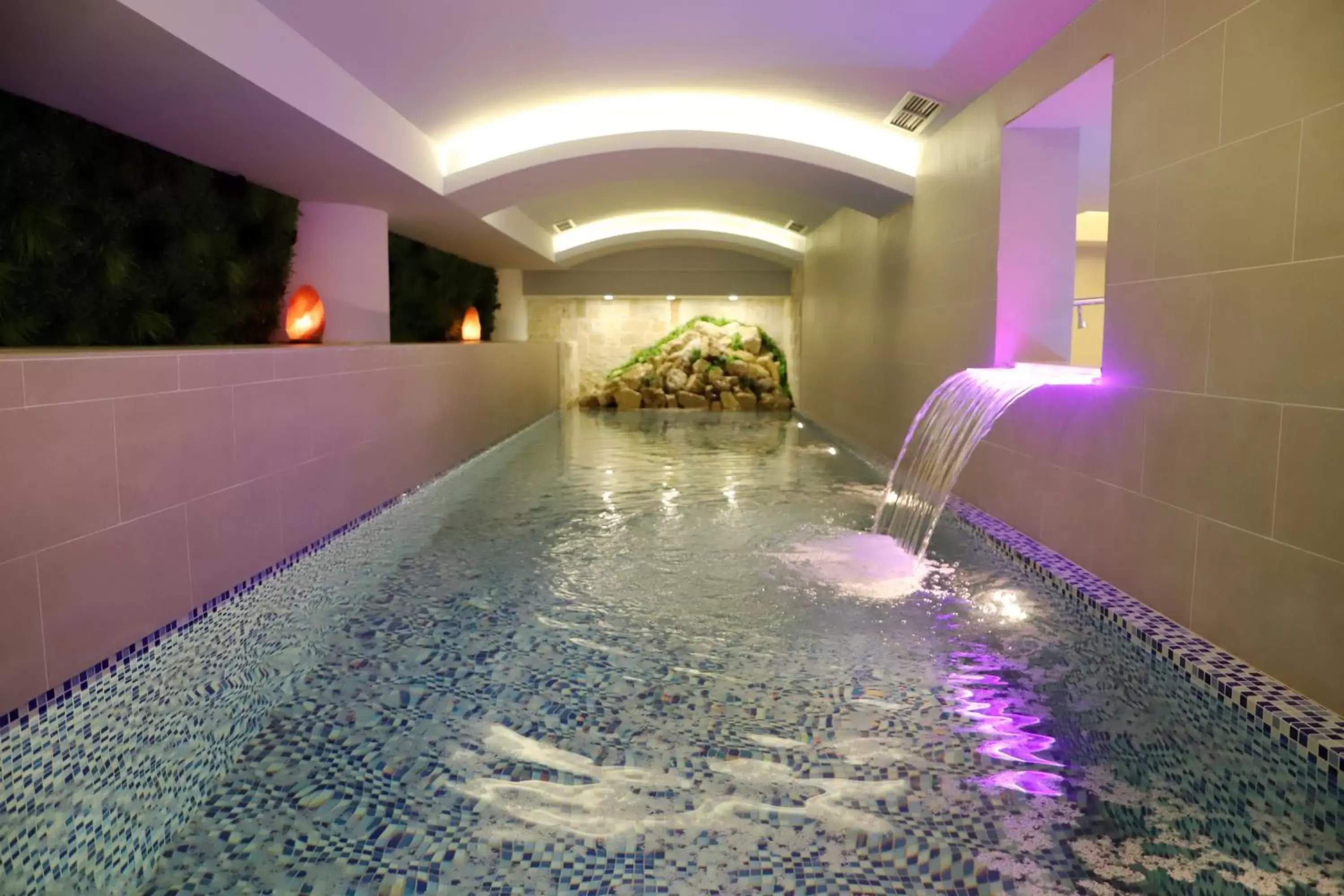 Swimming Pool in Hotel Colombo