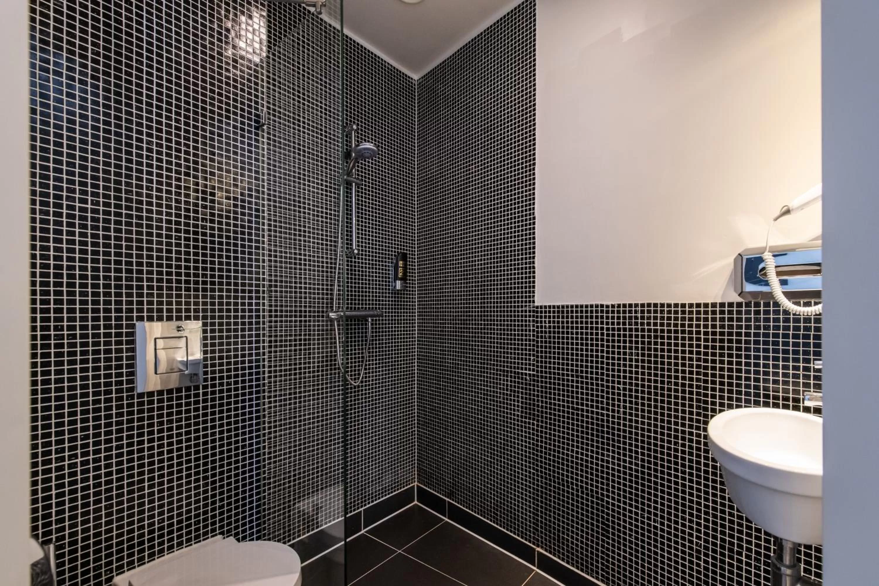 Bathroom in Acostar Hotel