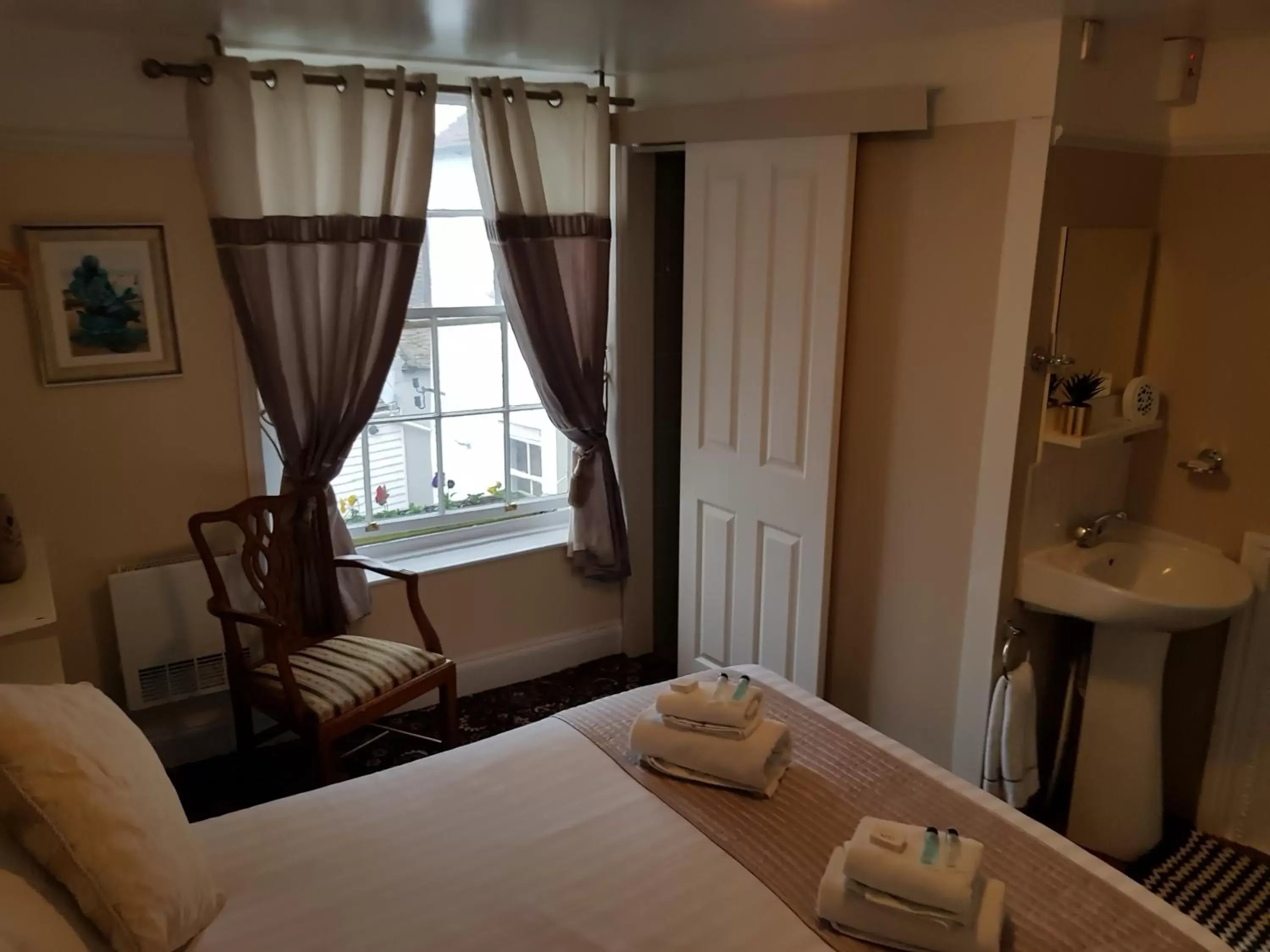 Bedroom, Bed in Waterfront Hotel