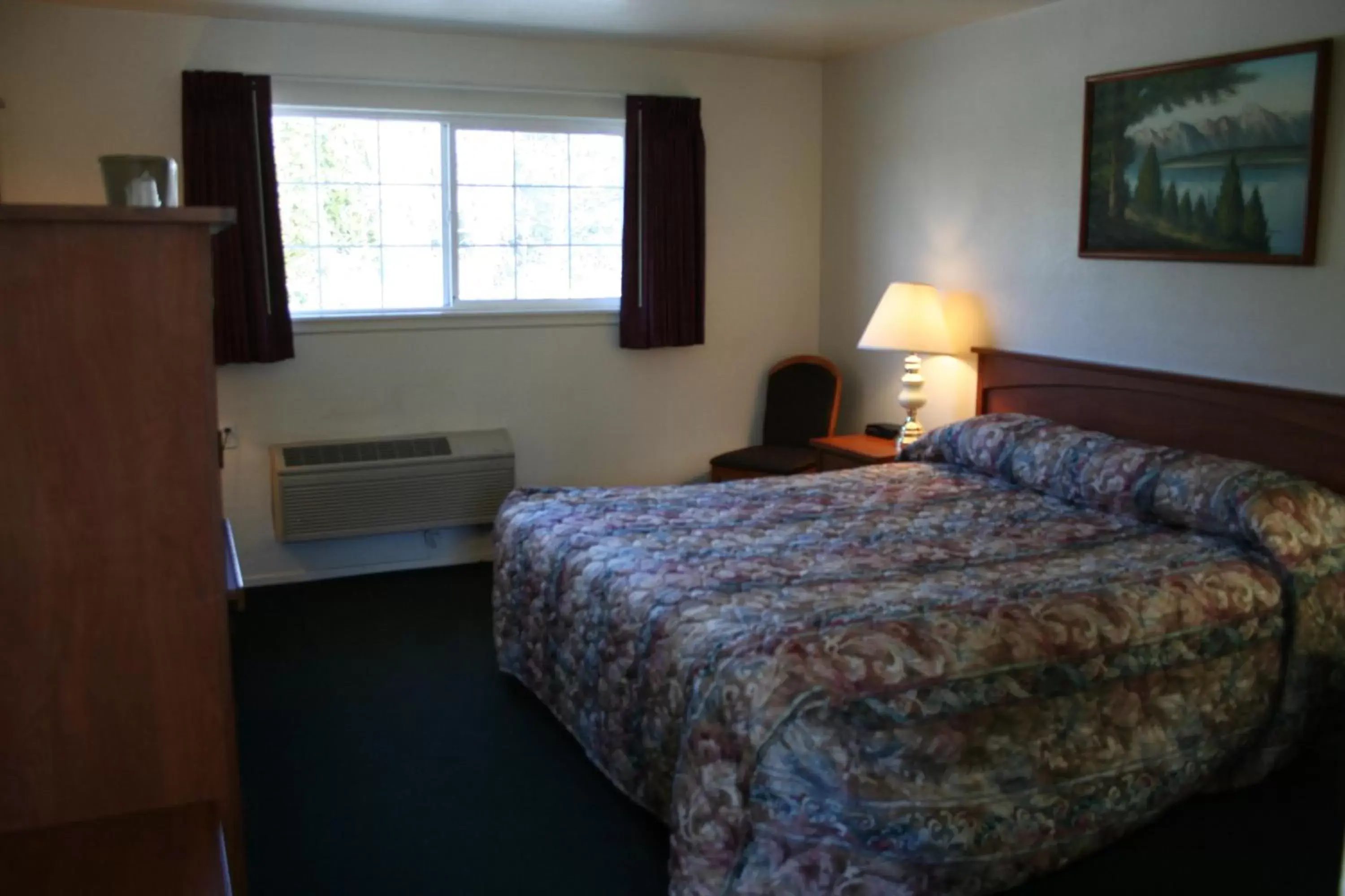 Photo of the whole room, Bed in Hi-Lo Motel, Cafe and RV Park