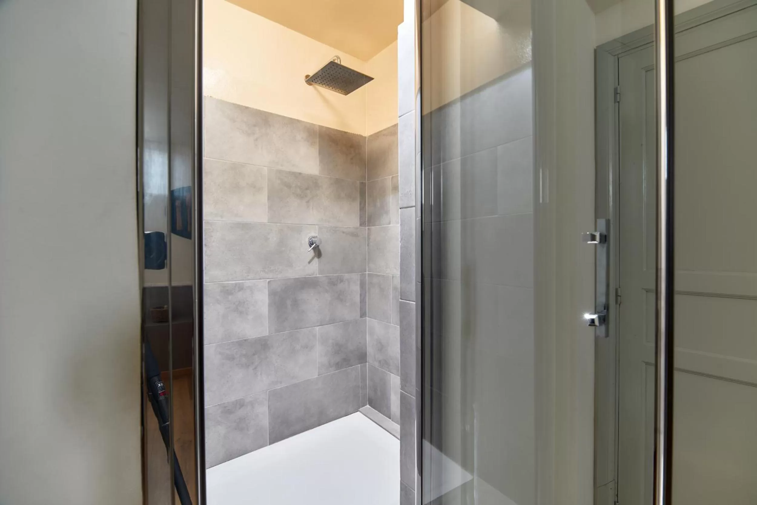 Shower in L' Hôtellerie Easy Suites