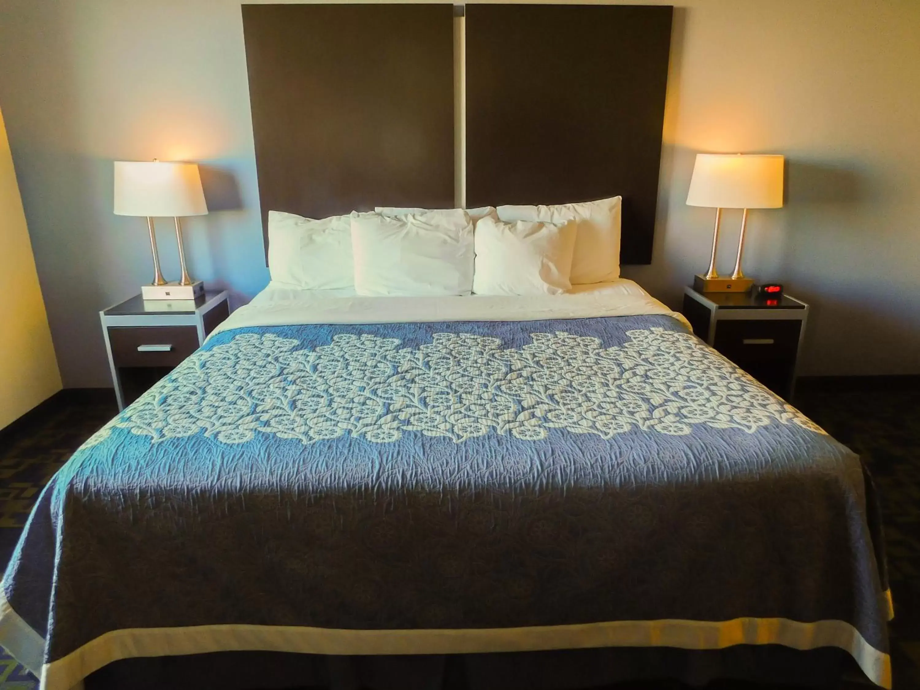 Bed in Days Inn & Suites by Wyndham Pocahontas