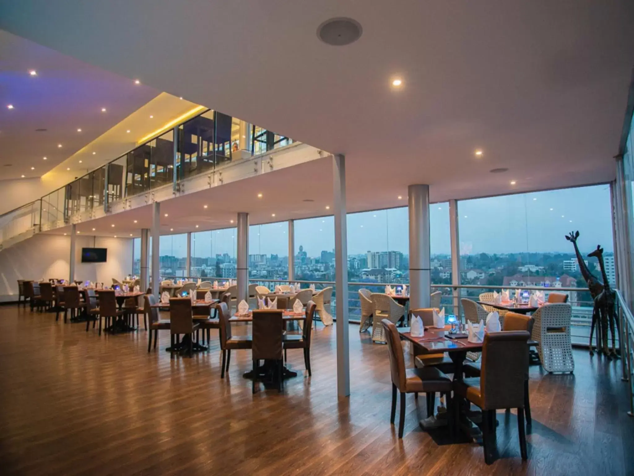 Restaurant/Places to Eat in Cloud Hotel & Suites