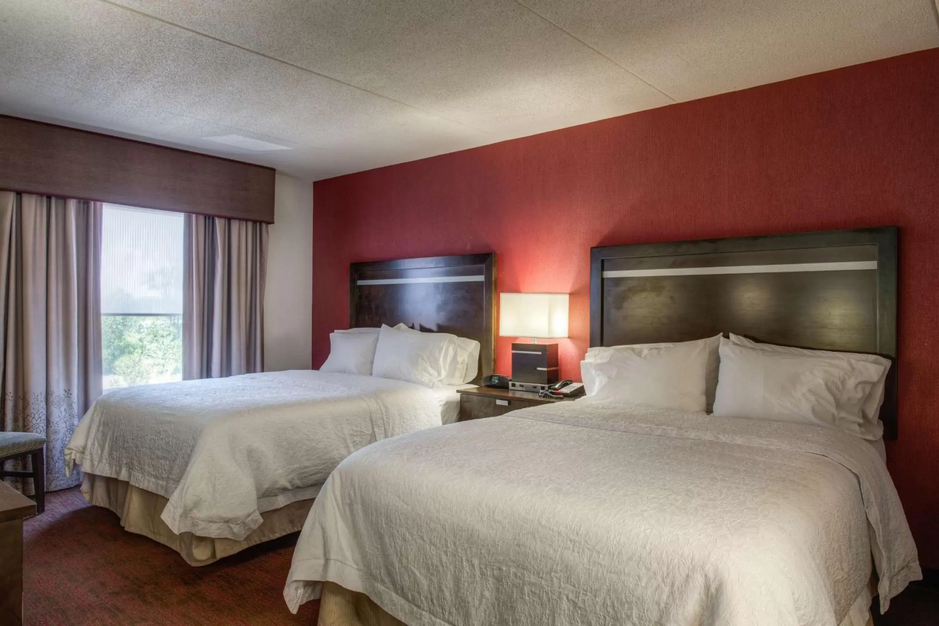 Living room, Bed in Hampton Inn & Suites Detroit/Airport Romulus