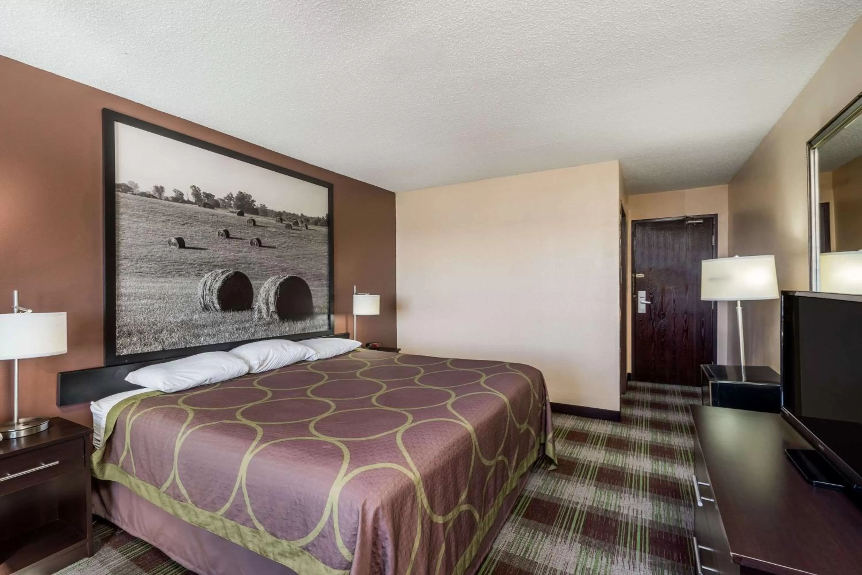 Photo of the whole room, Bed in Super 8 by Wyndham Campbellsville KY