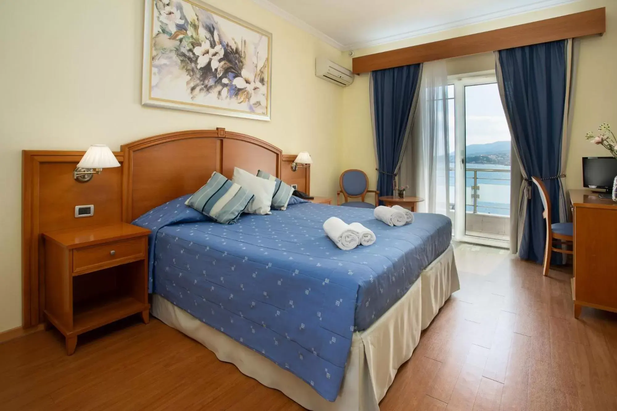 Balcony/Terrace, Bed in Blue Sea Hotel