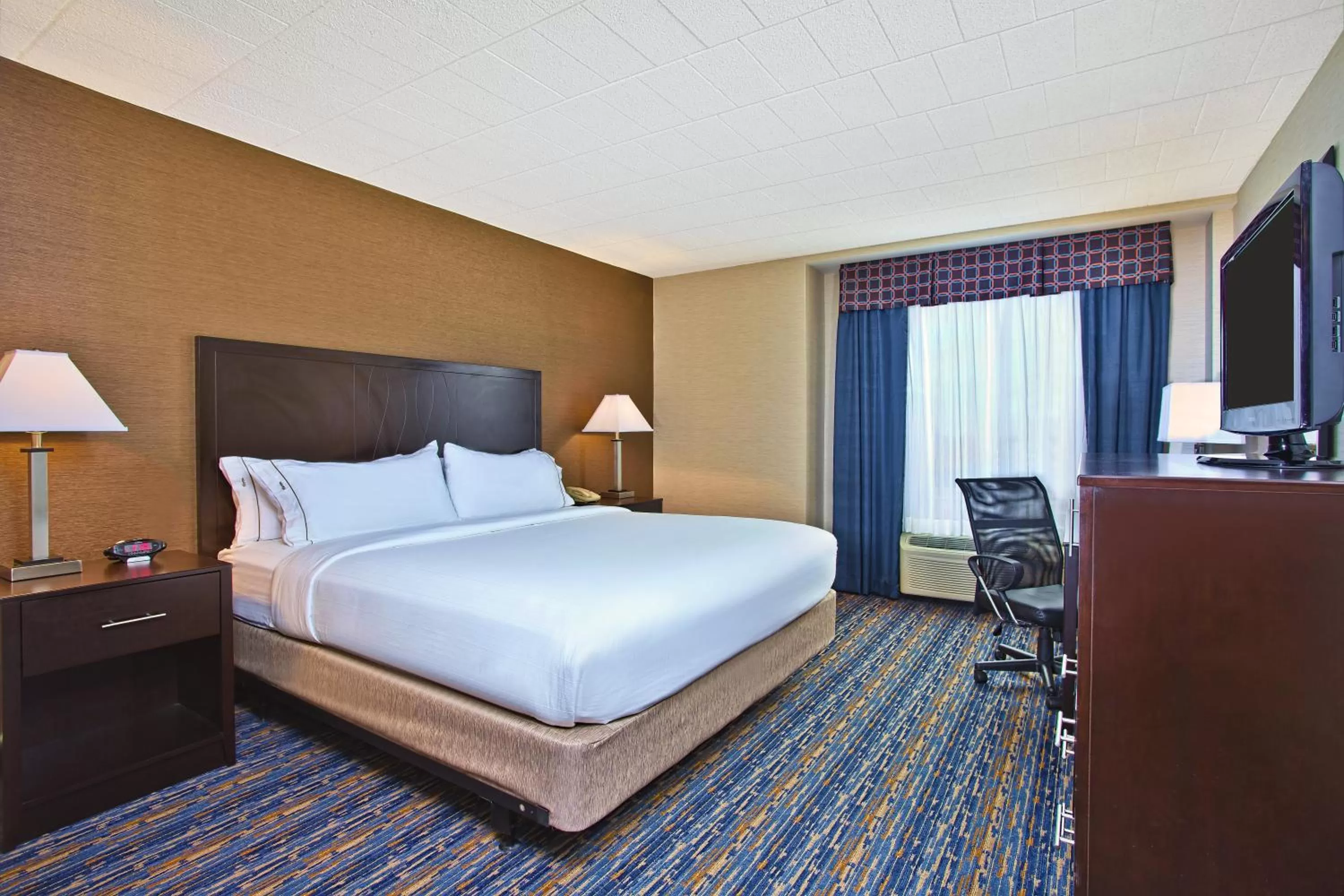 Photo of the whole room, Bed in Holiday Inn Express and Suites Pittsburgh West Mifflin by IHG