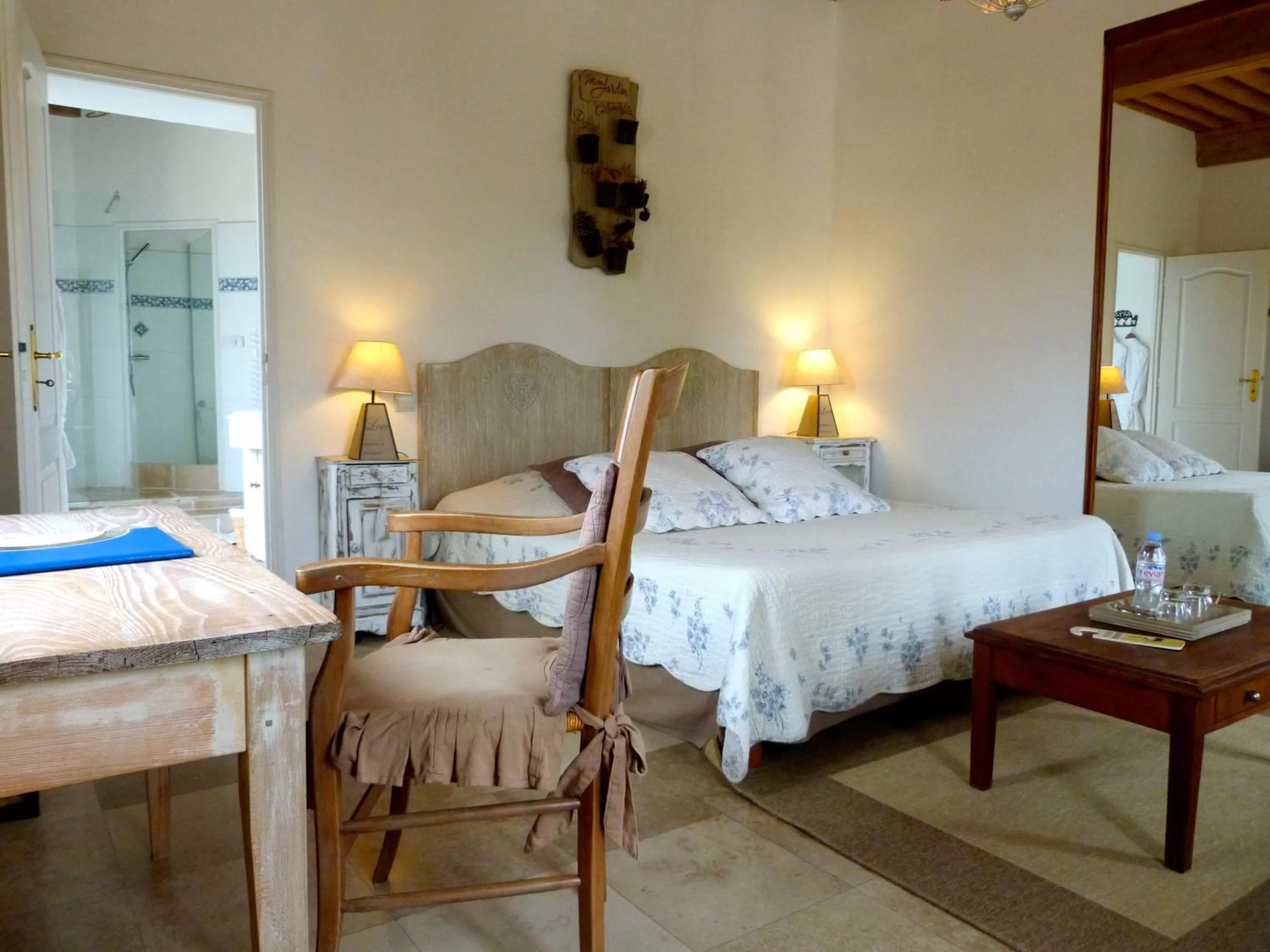 Photo of the whole room, Bed in Domaine du Manoir