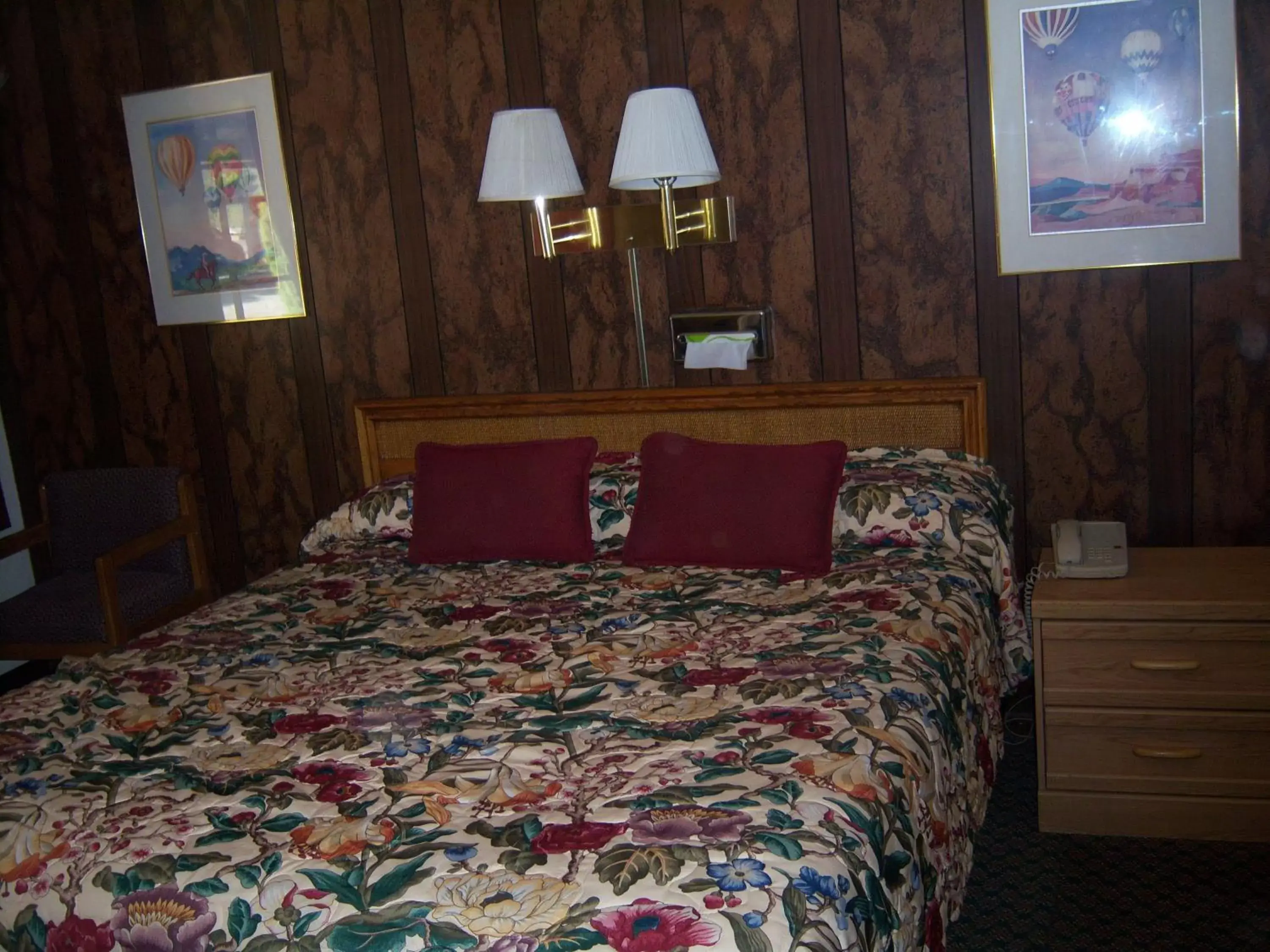 Bedroom, Bed in Shasta Dam Motel