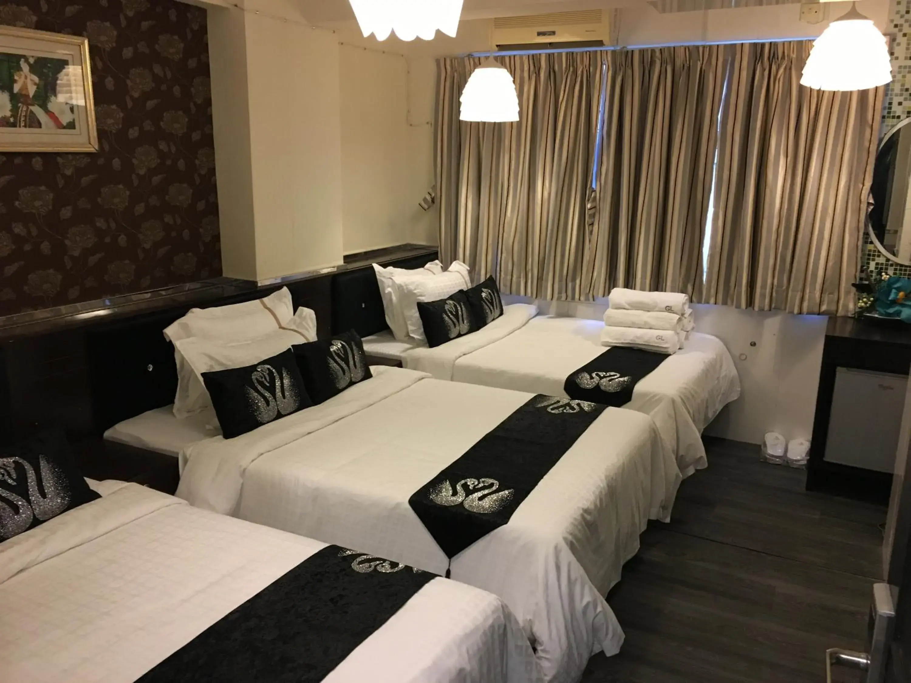 Bedroom, Bed in Seasons Hotel – Causeway Bay