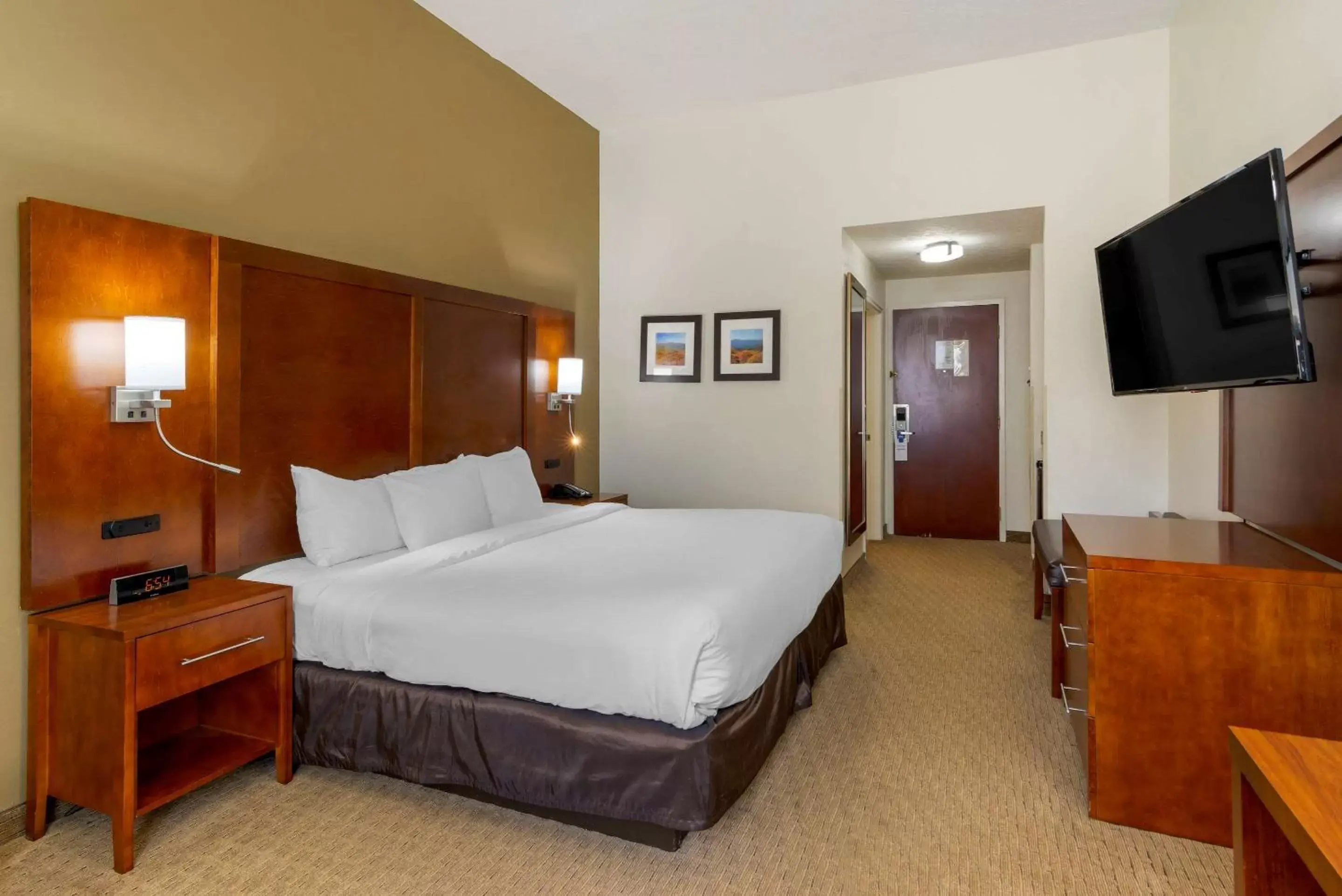 Photo of the whole room, Bed in Comfort Inn Columbus Near Fort Moore