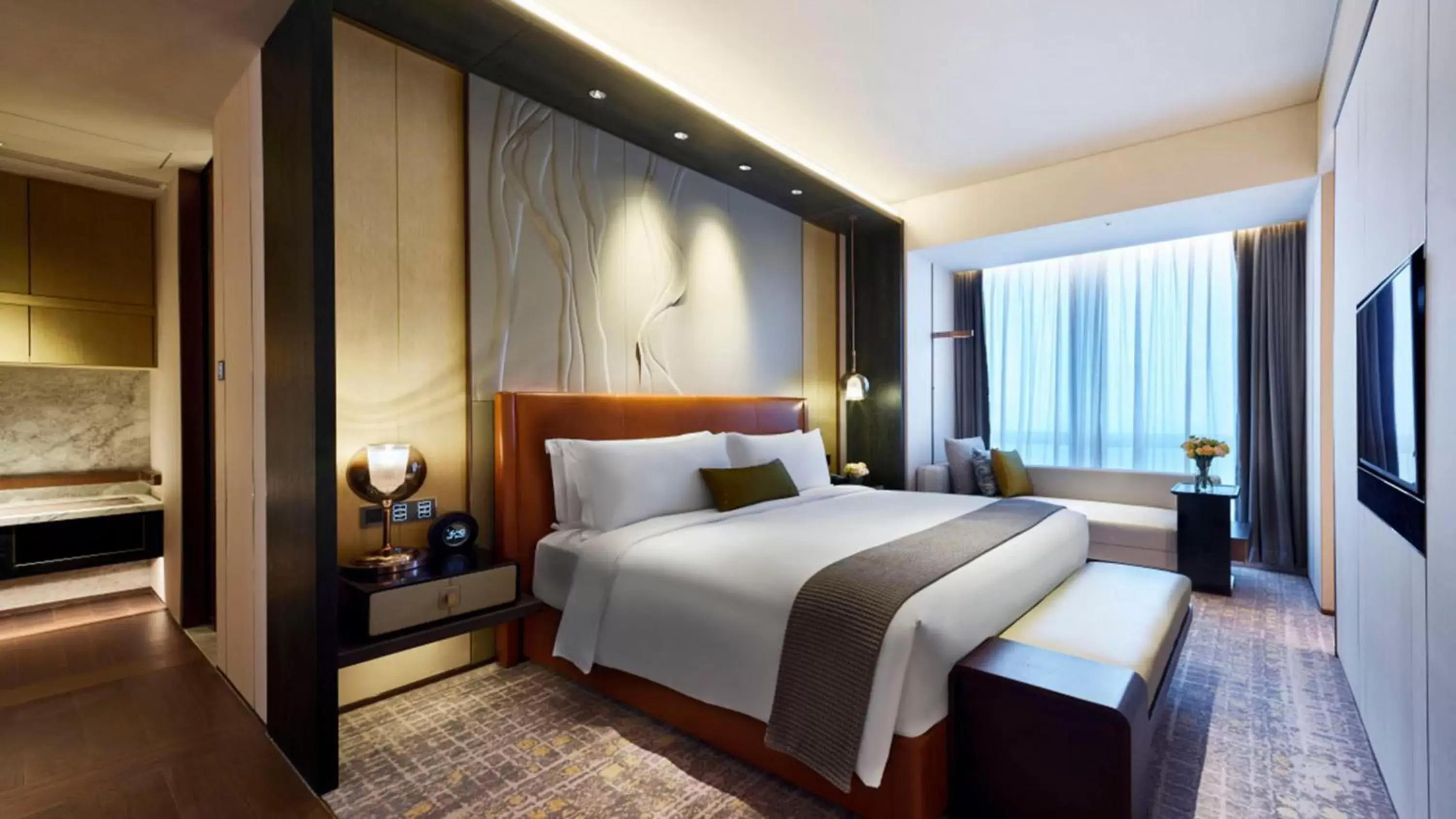 Photo of the whole room, Bed in InterContinental Zhuhai, an IHG Hotel