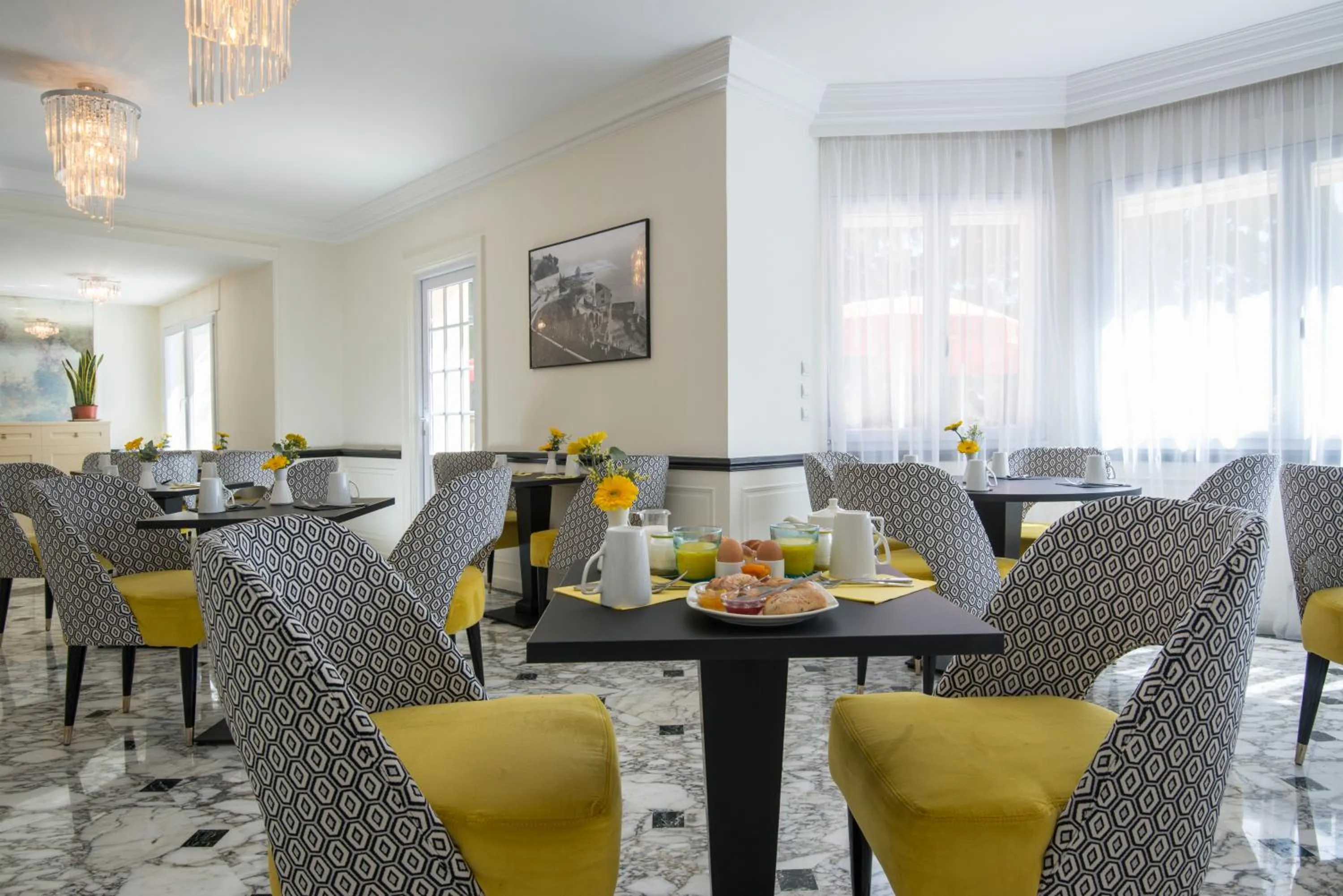 Restaurant/places to eat in Hotel Carlton