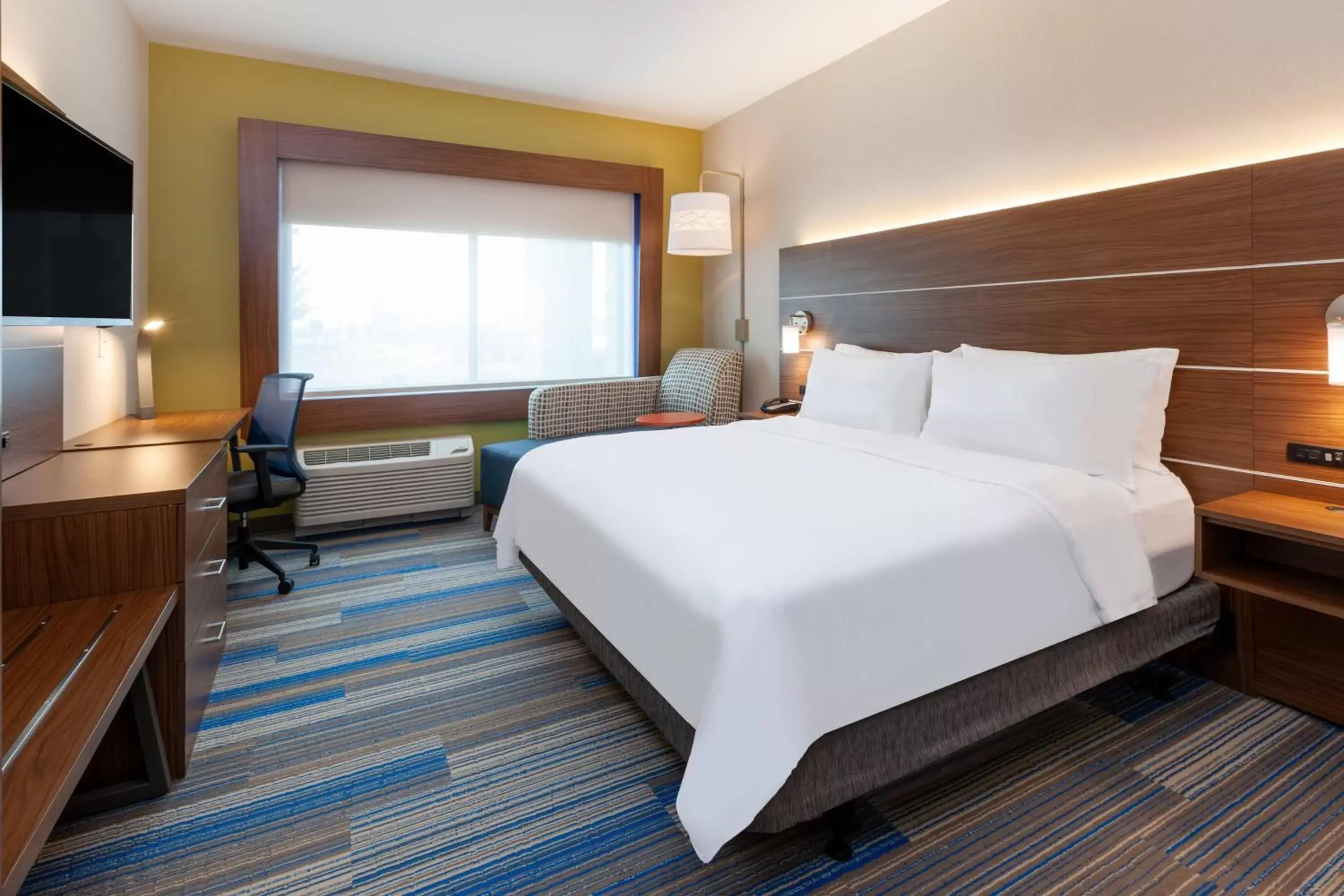 Photo of the whole room, Bed in Holiday Inn Express & Suites Brunswick-Harpers Ferry Area, an IHG Hotel