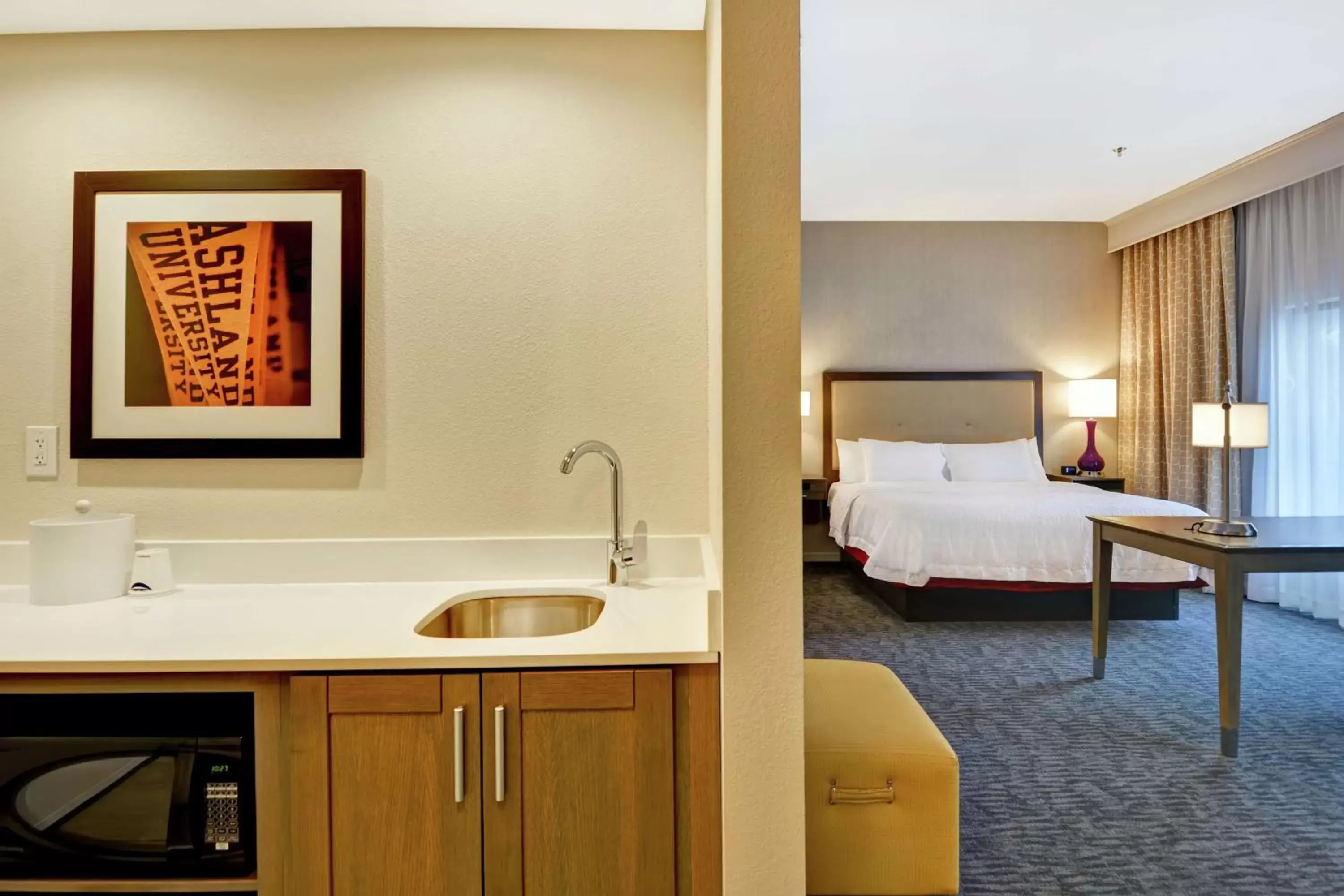 Bed in Hampton Inn By Hilton Suites Ashland, Ohio