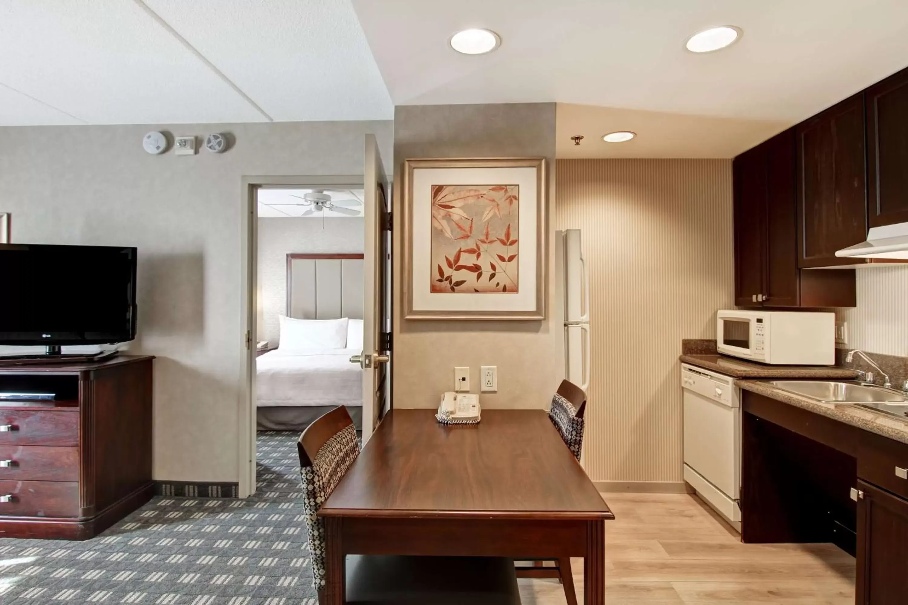 Living room, Kitchen/Kitchenette in Homewood Suites by Hilton Toronto-Oakville
