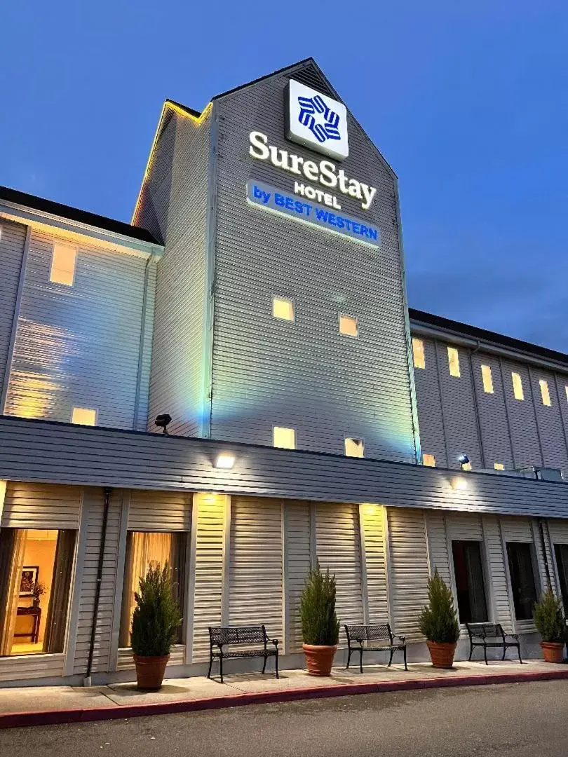 Property Building in SureStay Hotel by Best Western SeaTac Airport North