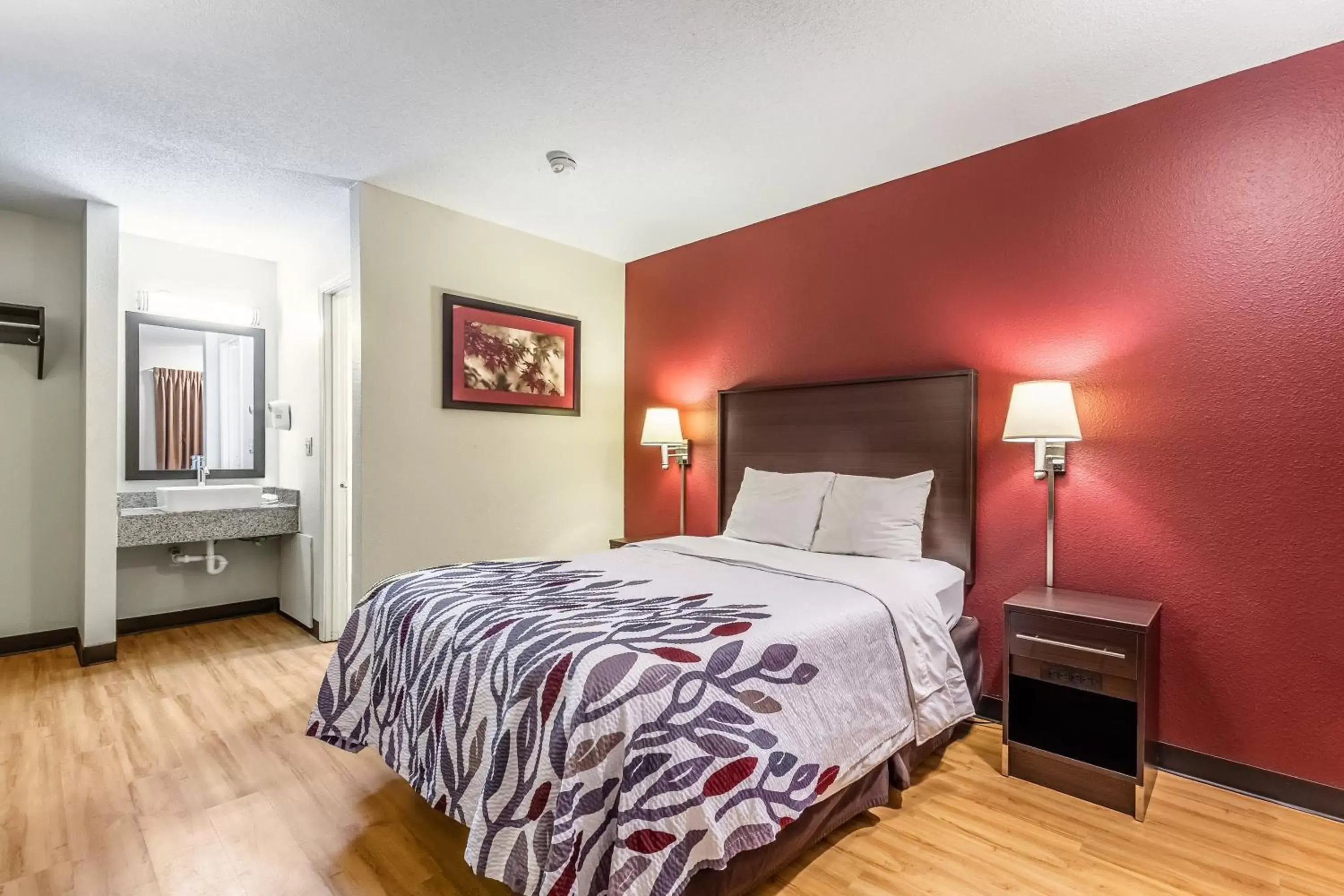 Photo of the whole room, Bed in Red Roof Inn Scottsburg