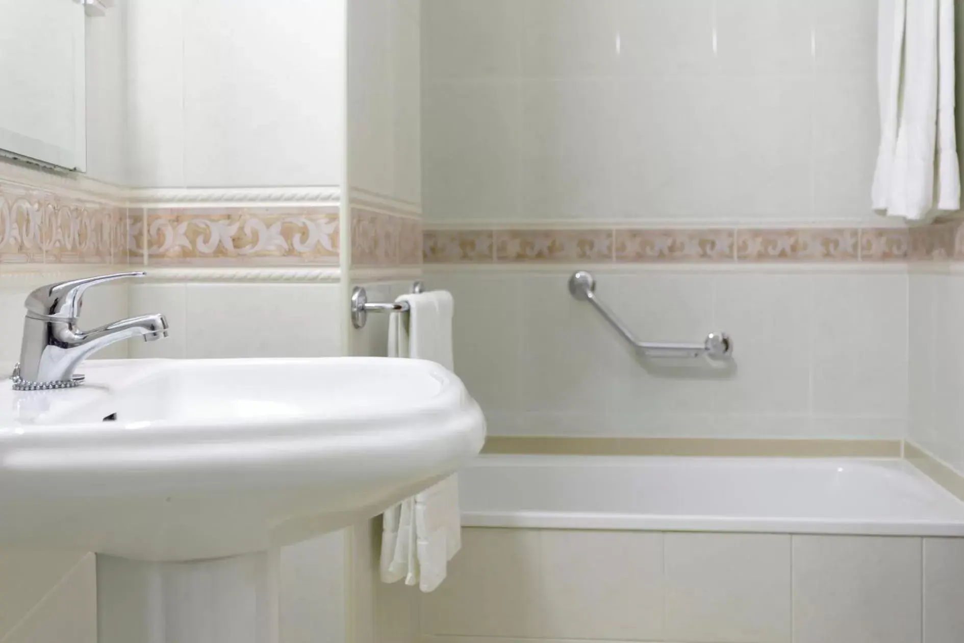 Bathroom in Hotel América Ferrol