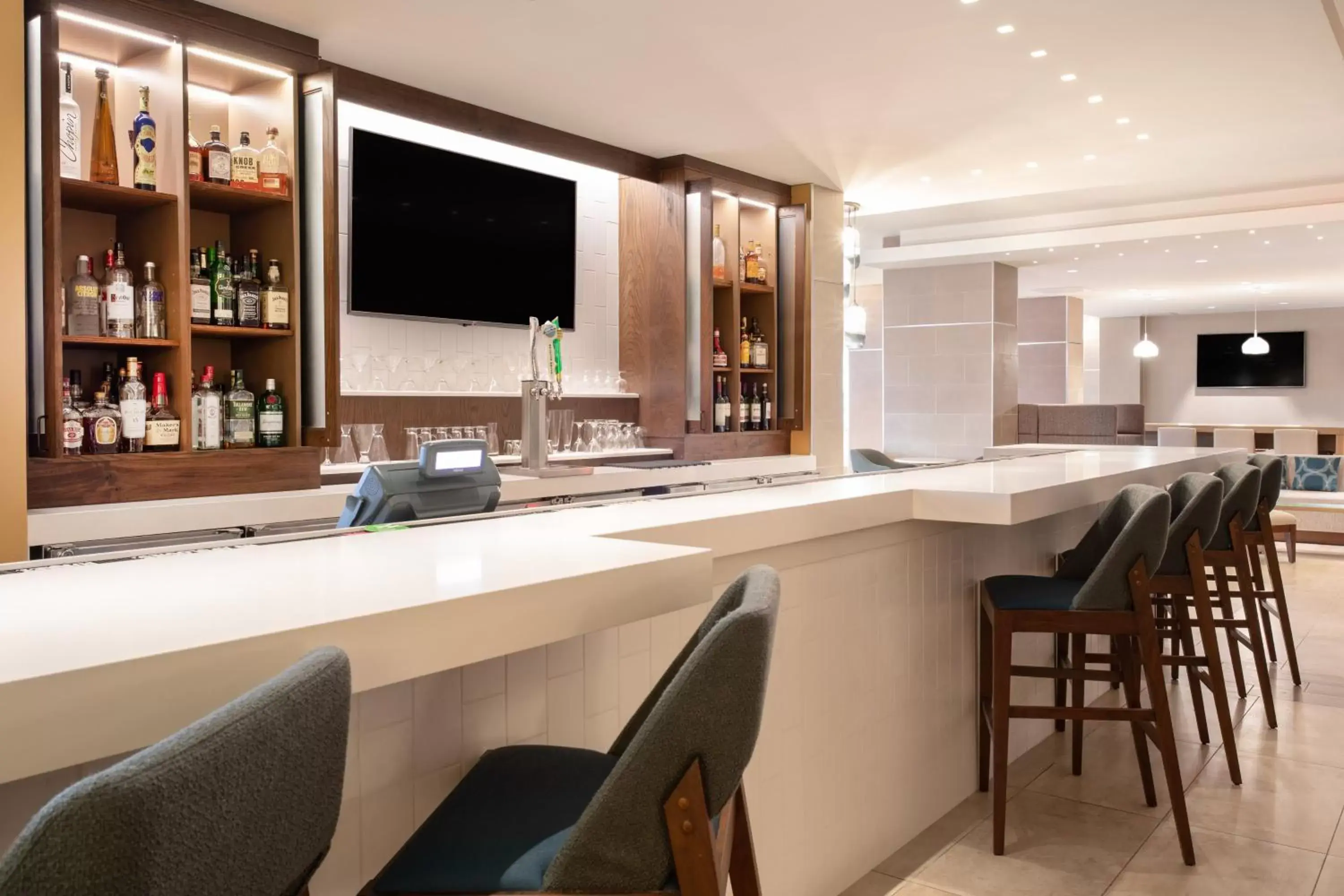 Lounge or bar, Lounge/Bar in Holiday Inn Los Angeles - LAX Airport, an IHG Hotel